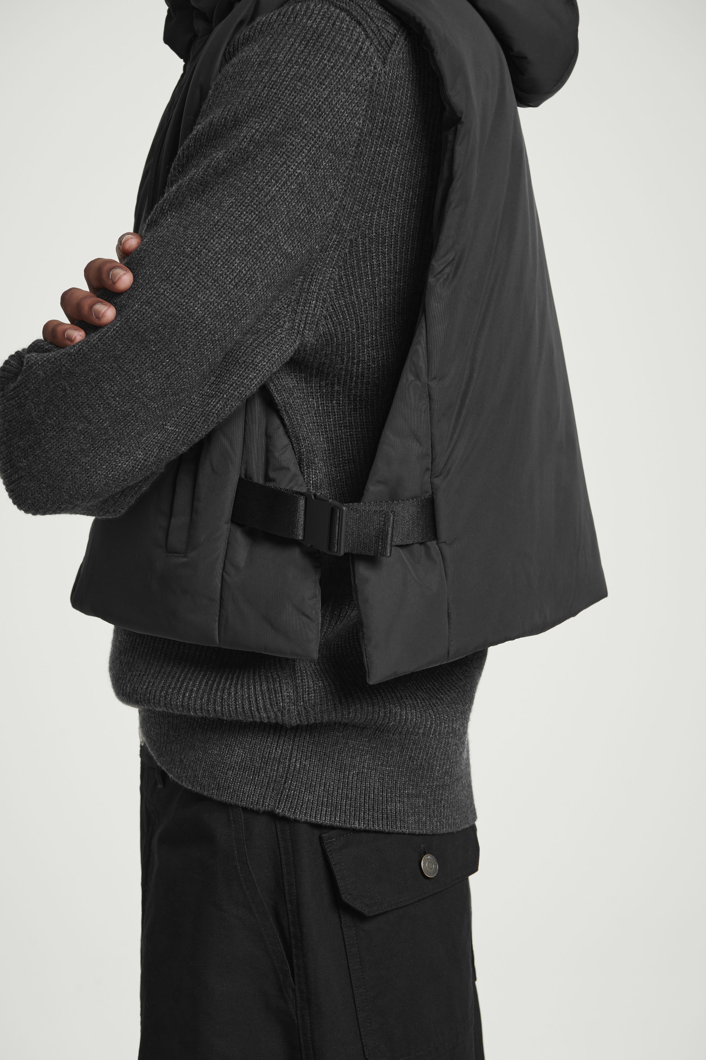 [ NERDY ]★韓国人気★PADDED HOODIE VEST BUCKLED-SIDE PADDED HOODED VEST - BLACK | COS