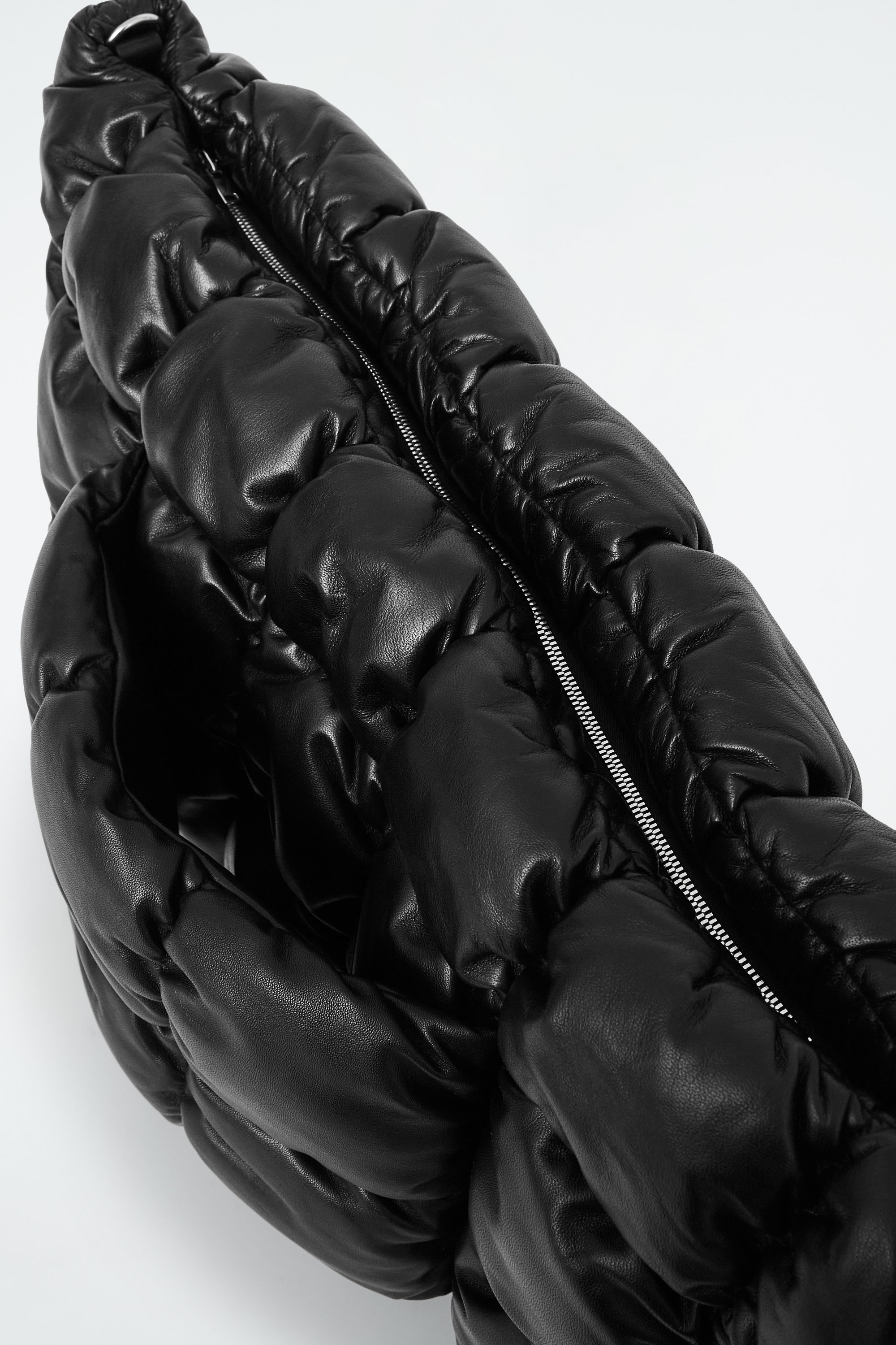 【COS】 Quilted Velvet Clutch Bag : Black QUILTED VELVET CLUTCH BAG - BLACK | COS