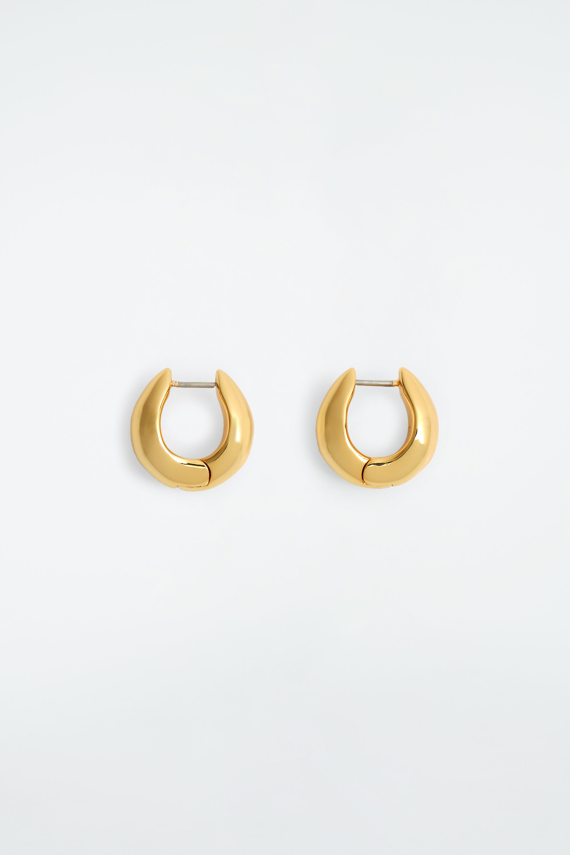 E milly商品② Stella | Chunky Star Engraved Vermeil Huggies Earrings – Emi