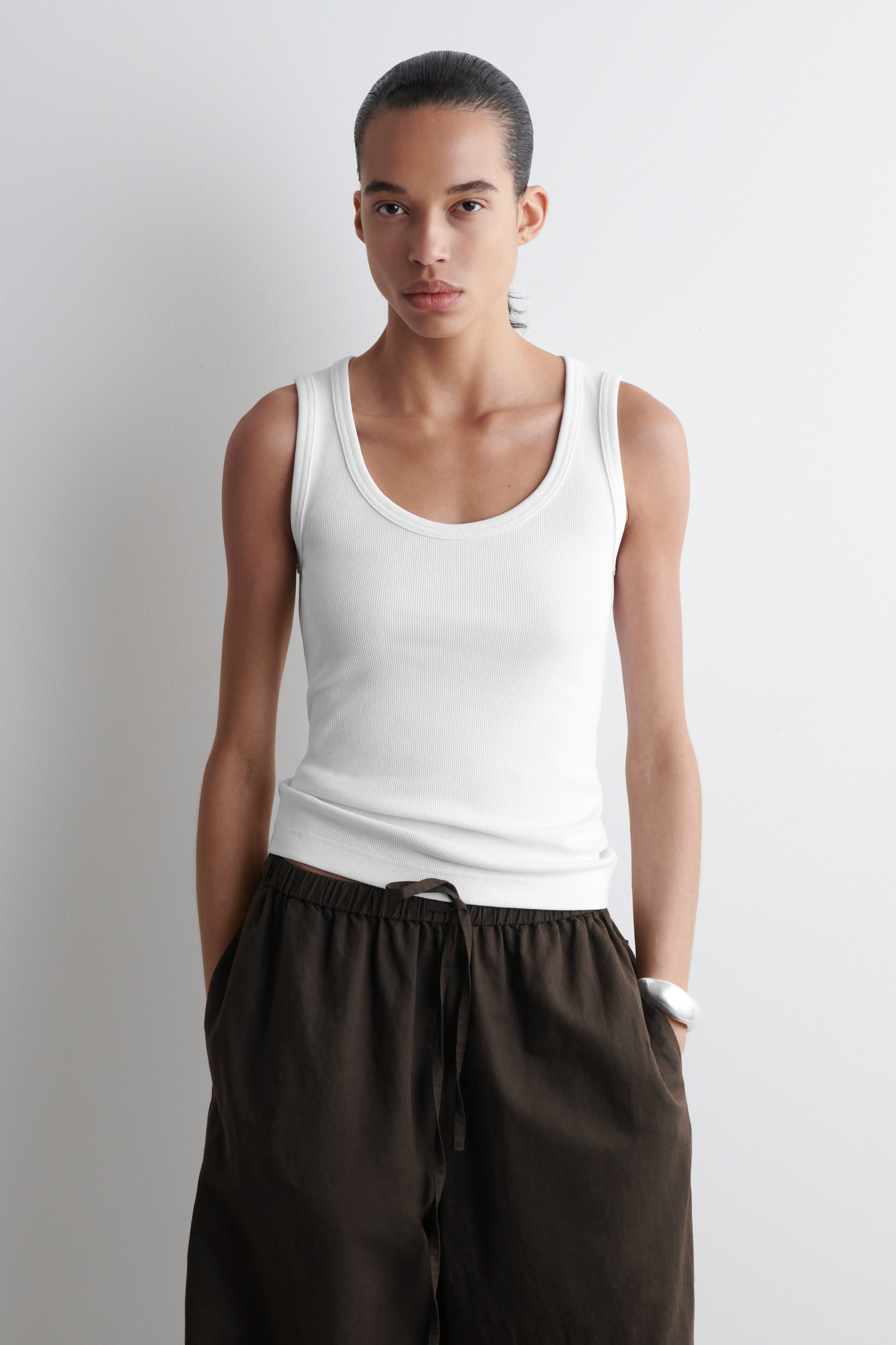 RIBBED SCOOP-NECK TANK TOP - WHITE | COS