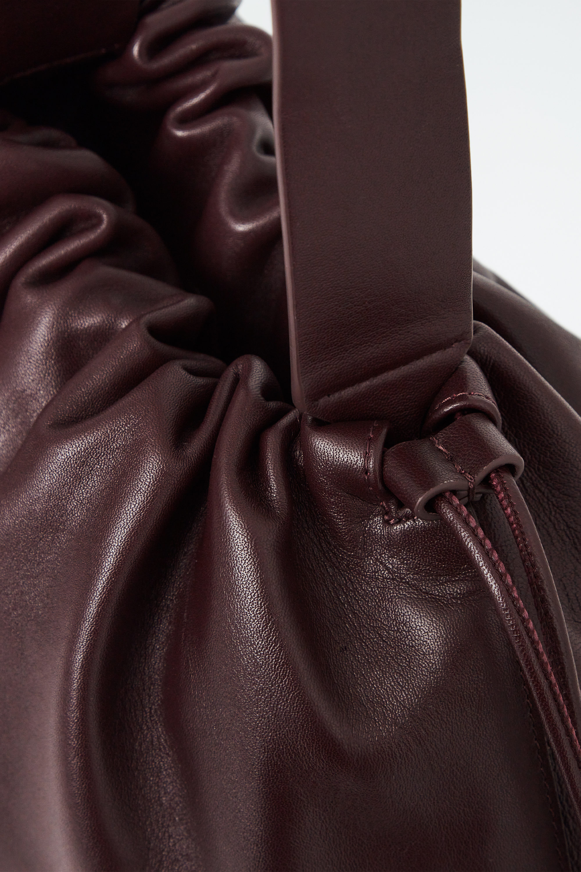 【関送込】COS CAVATELLI フォンポーチ - レザー CAVATELLI PHONE POUCH - LEATHER CAVATELLIフォンポーチ