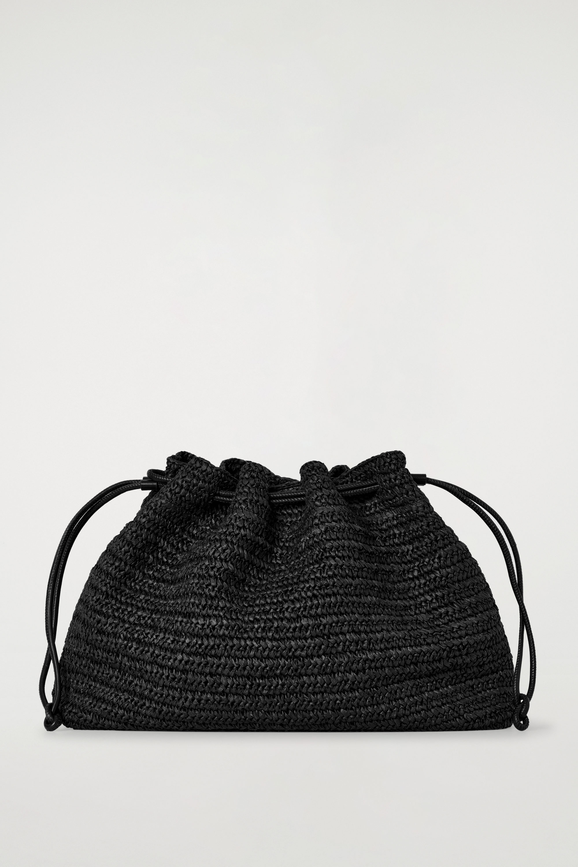 【COS】CAVATELLI CLUTCH BAG - STRAWストローバッグ CAVATELLI CLUTCH BAG - STRAW - BLACK | COS