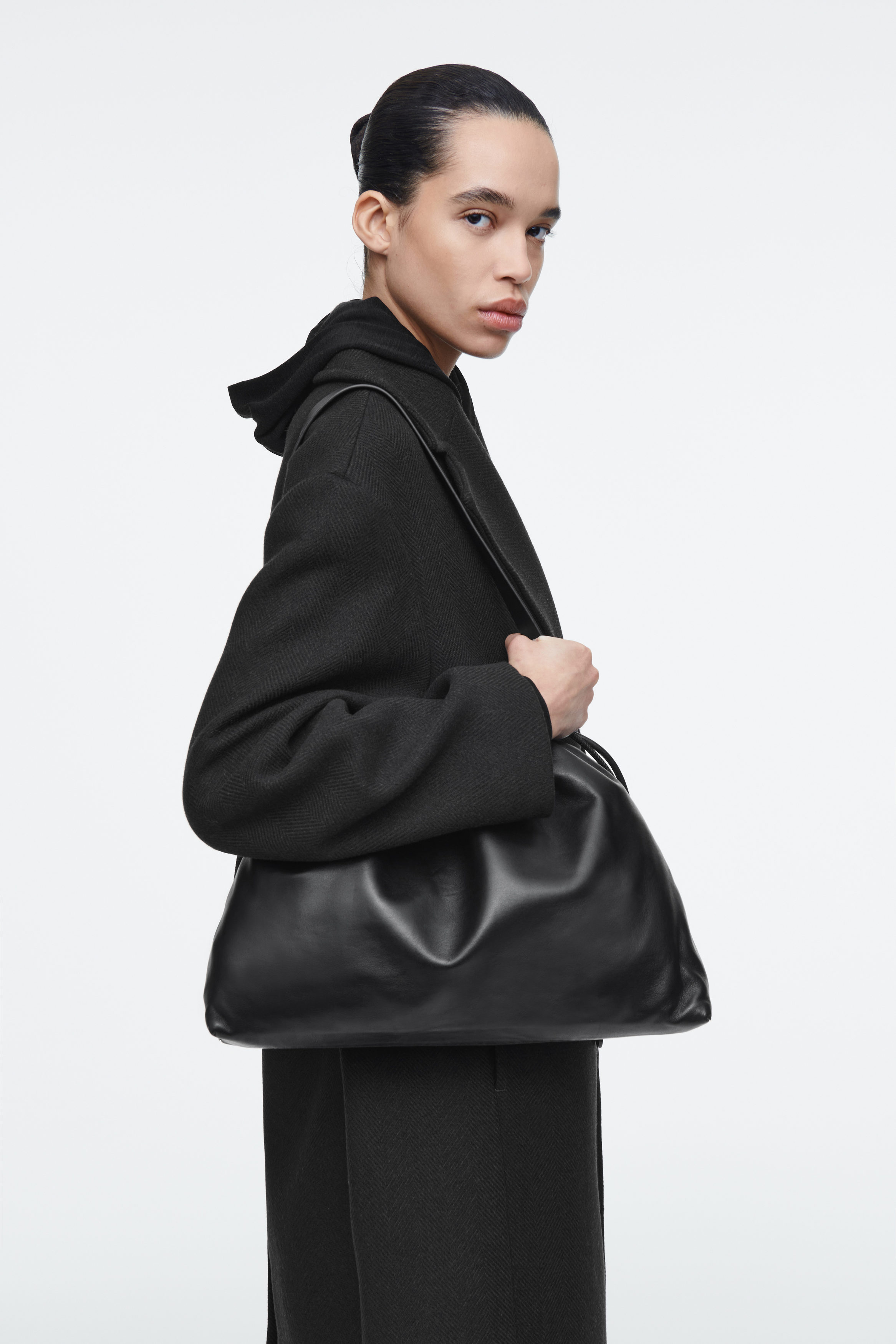 COS★ CAVATELLI ショルダー CAVATELLI CLUTCH BAG - LEATHER - BLACK | COS