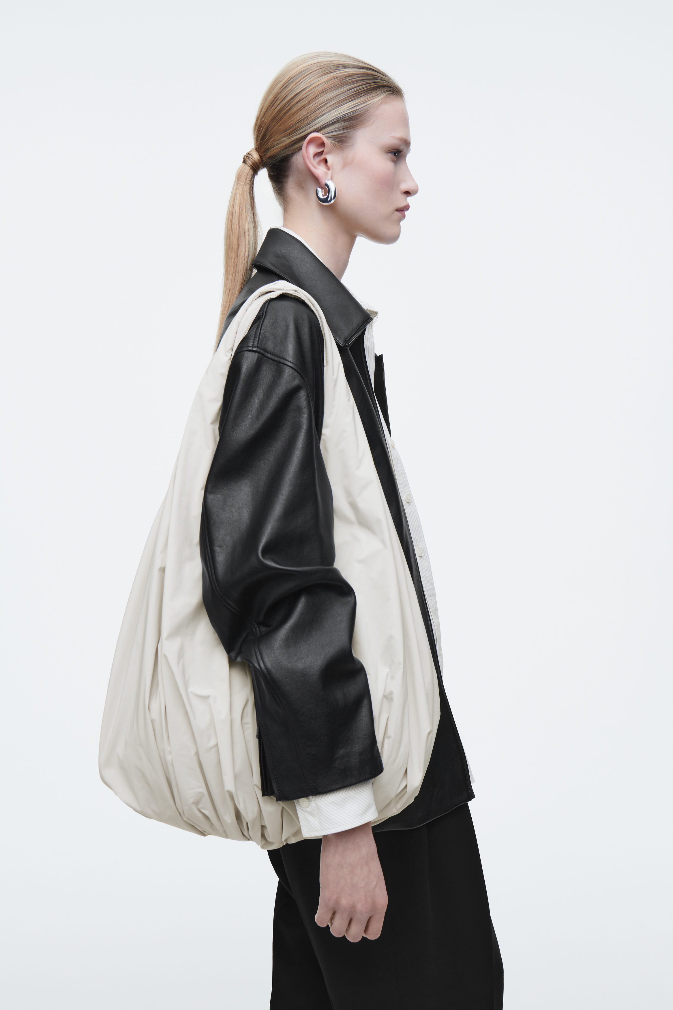 COS CLOUD TOTE トートバッグ CLOUD TOTE BAG - BLACK | COS