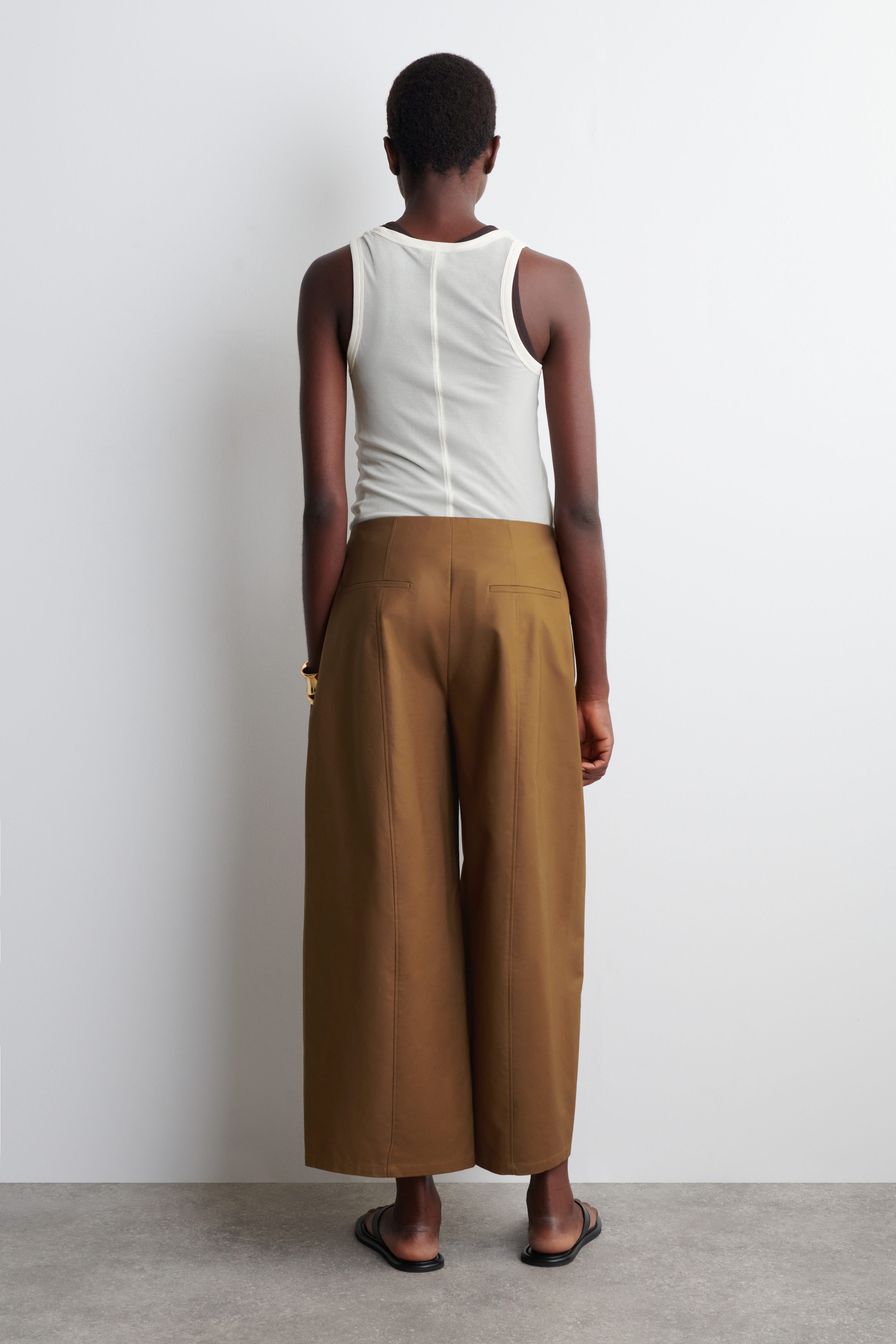 新品未使用完売品【COS】BARREL-LEG COTTON TROUSERS COTTON BARREL-LEG PANTS - BLACK | COS