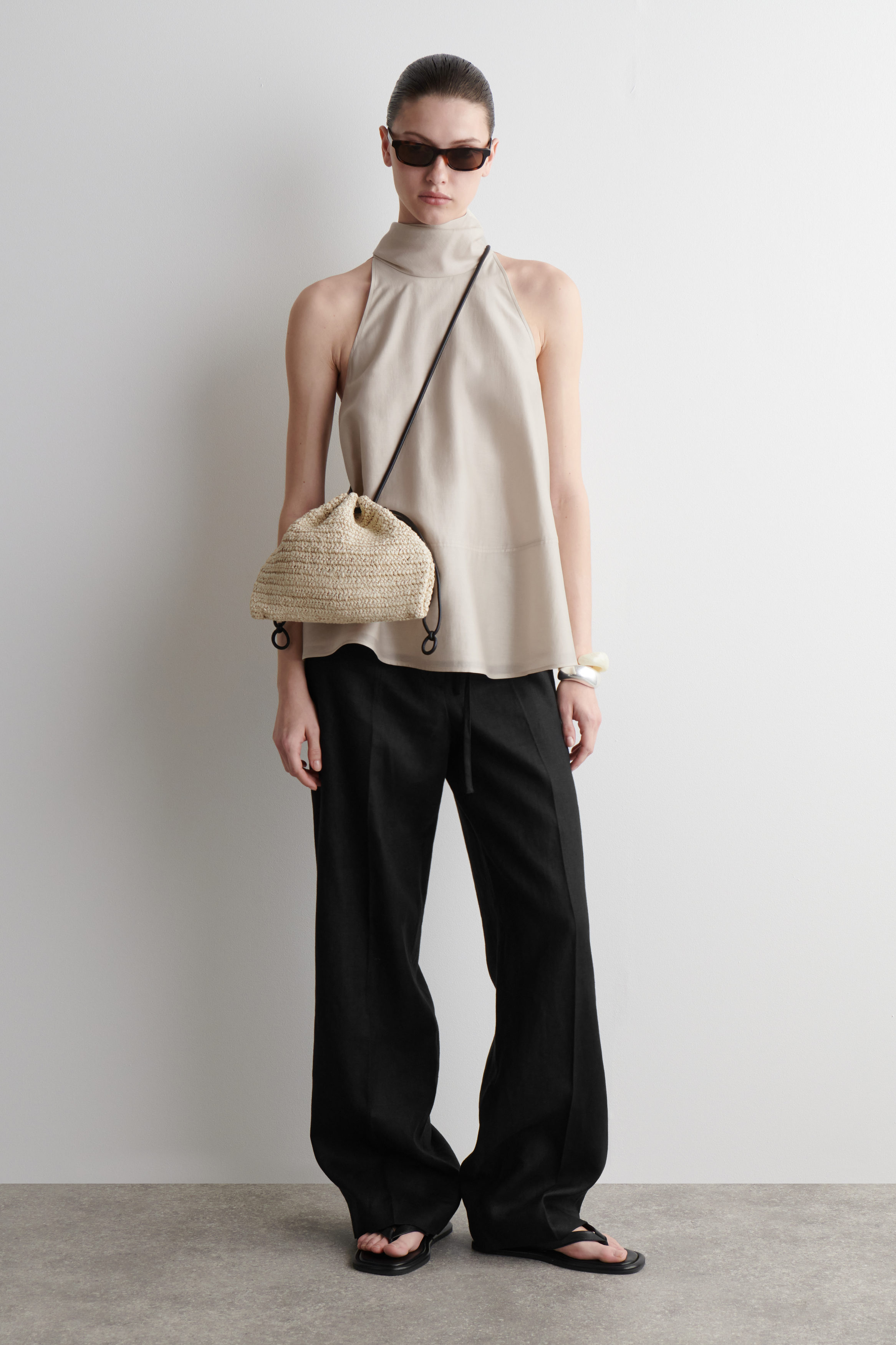 【COS】CAVATELLI CLUTCH BAG - STRAWストローバッグ MINI CAVATELLI CLUTCH BAG - STRAW - BEIGE | COS