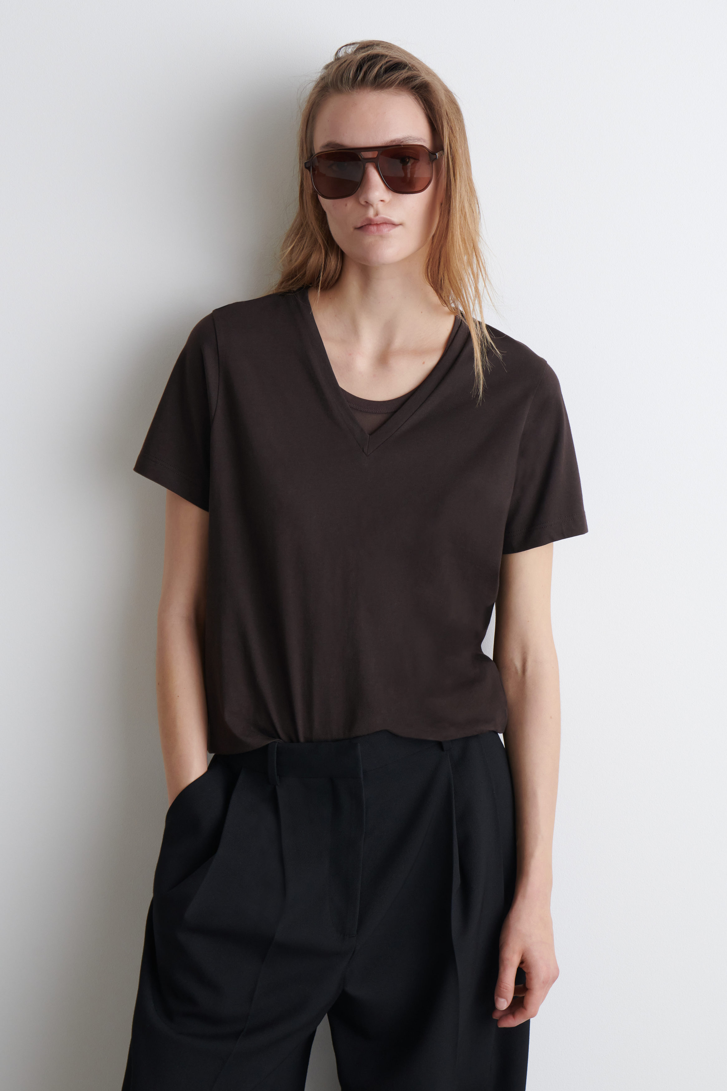 V-NECK COTTON T-SHIRT - DARK BROWN