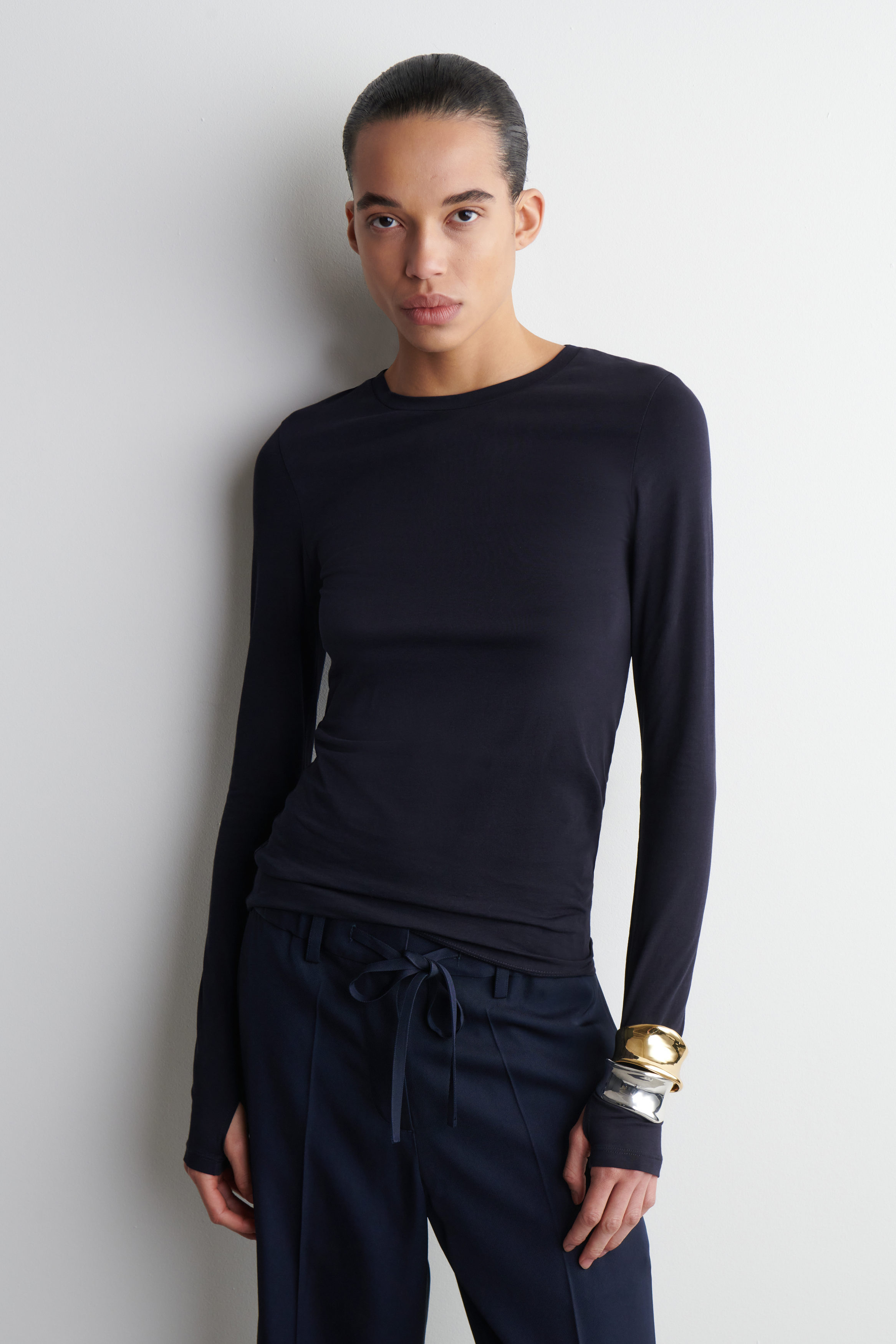 SLIM LIGHTWEIGHT LONG-SLEEVED TOP - NAVY | COS