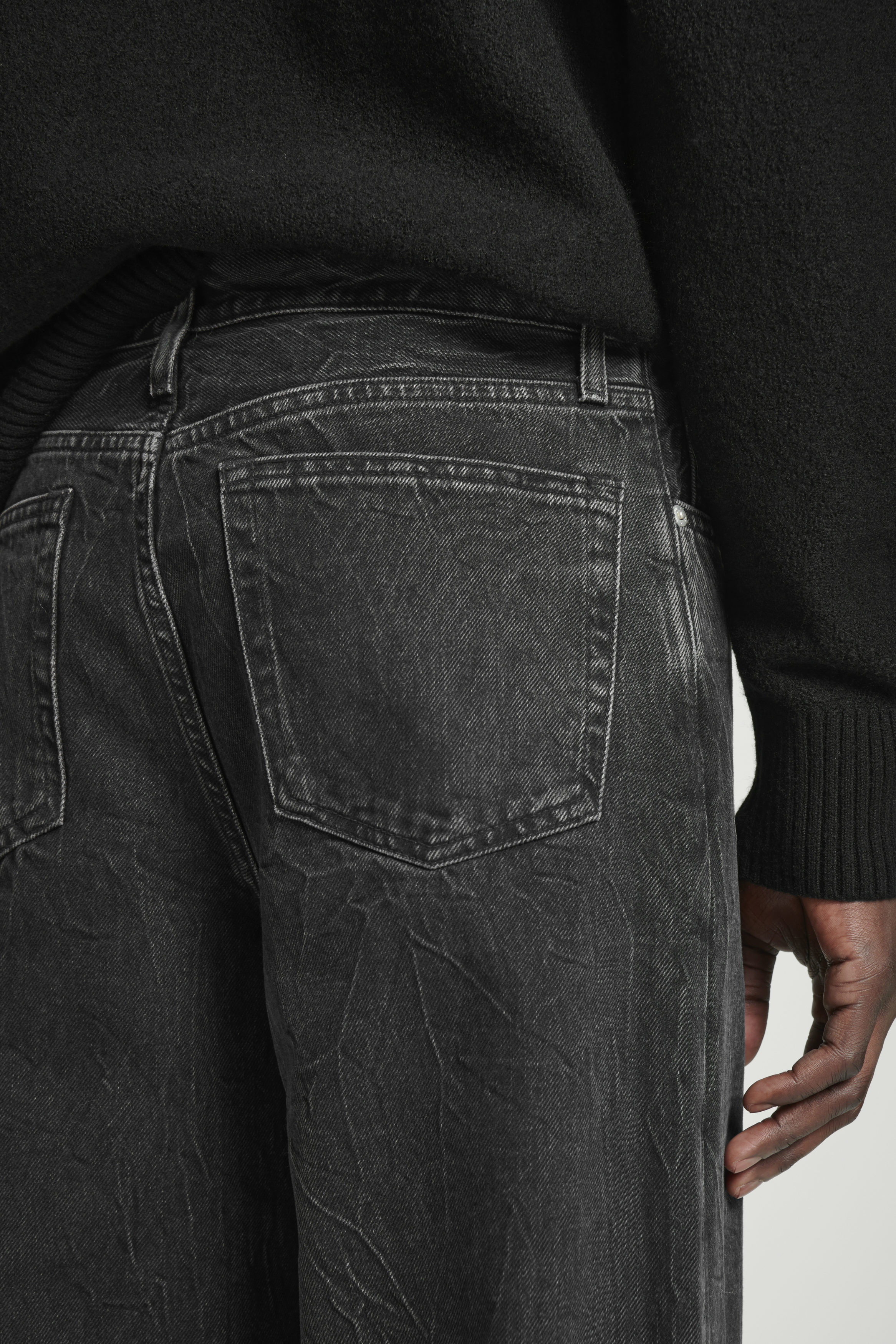 DOME STRAIGHT-LEG JEANS - BLACK