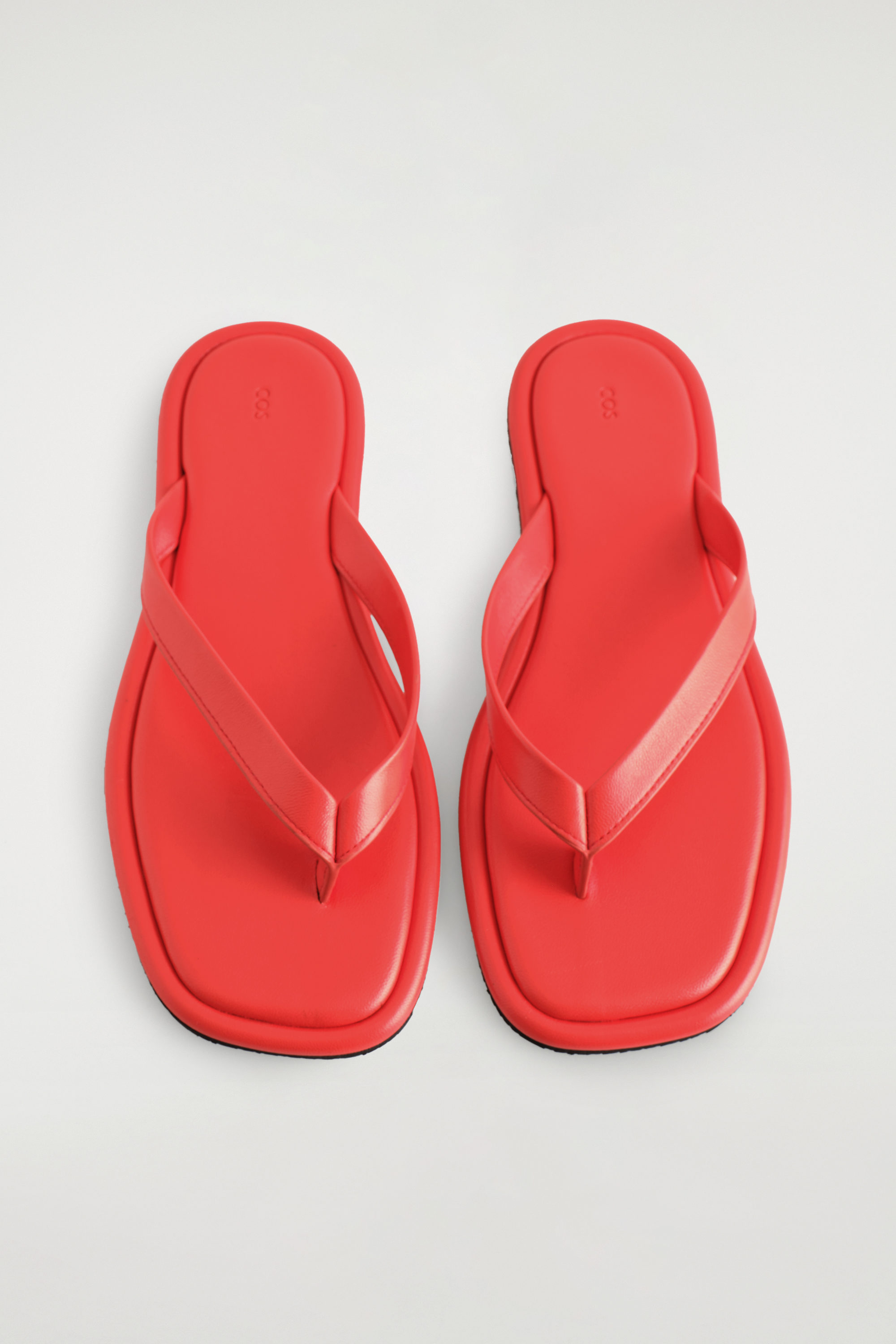 シューズ・サンダルその他 Top Red Unisex Flip-Flops LEATHER FLIP FLOPS - RED | COS