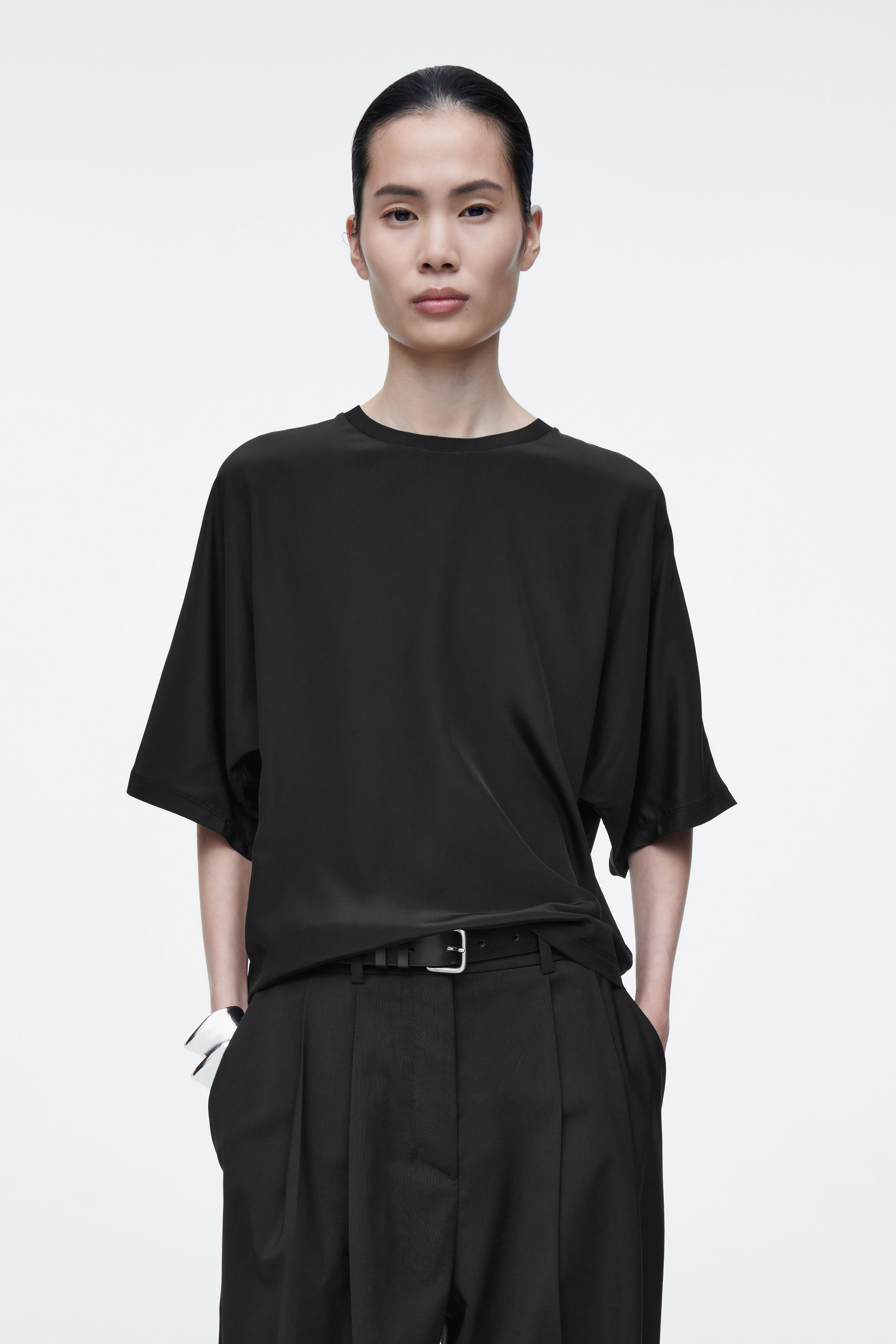 Tシャツ・カットソー Carven Deep Black Silk T-Shirt PURE SILK T-SHIRT - BLACK | COS