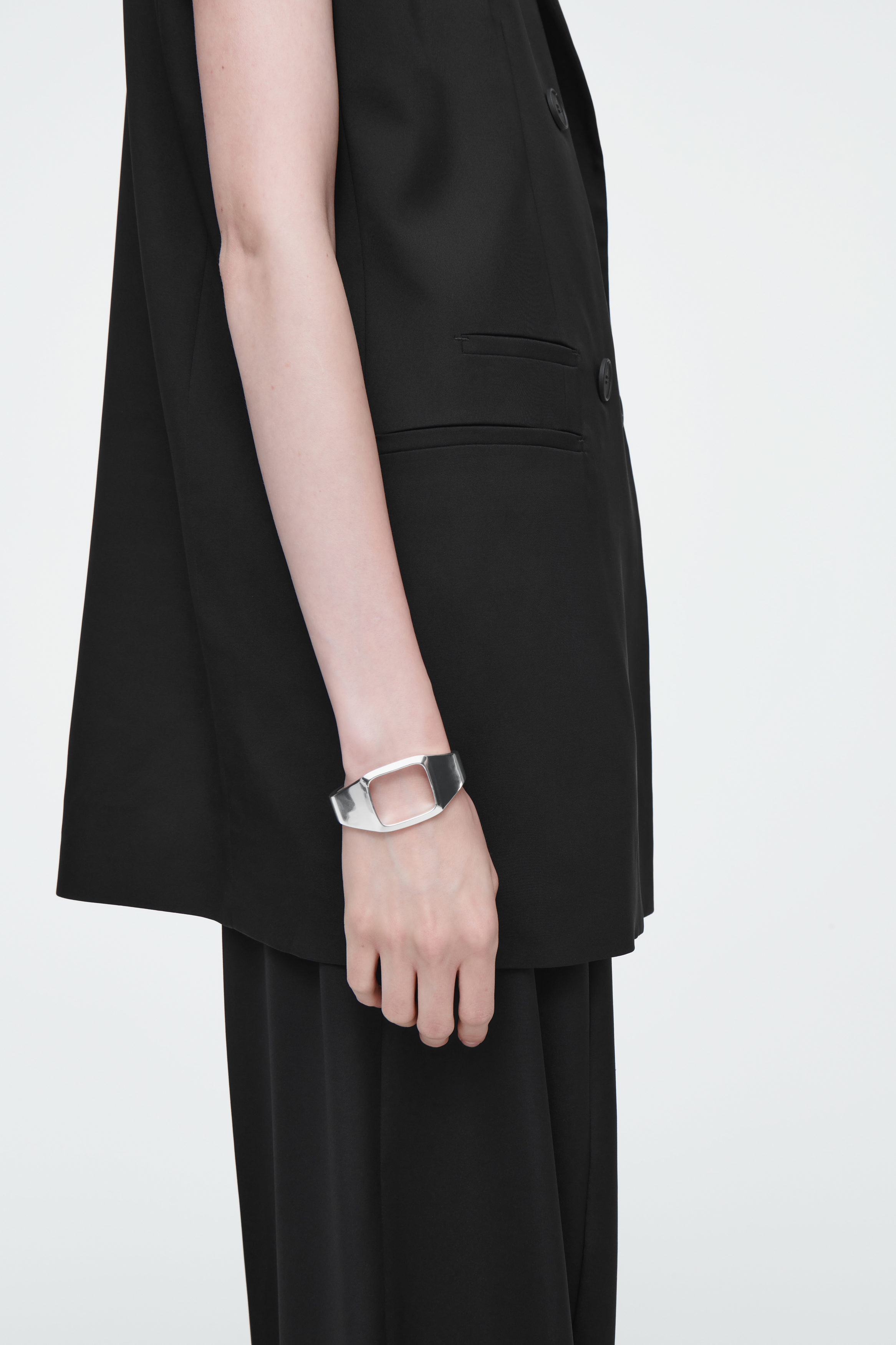 THE SCULPTED CUFF - SILVER | COS