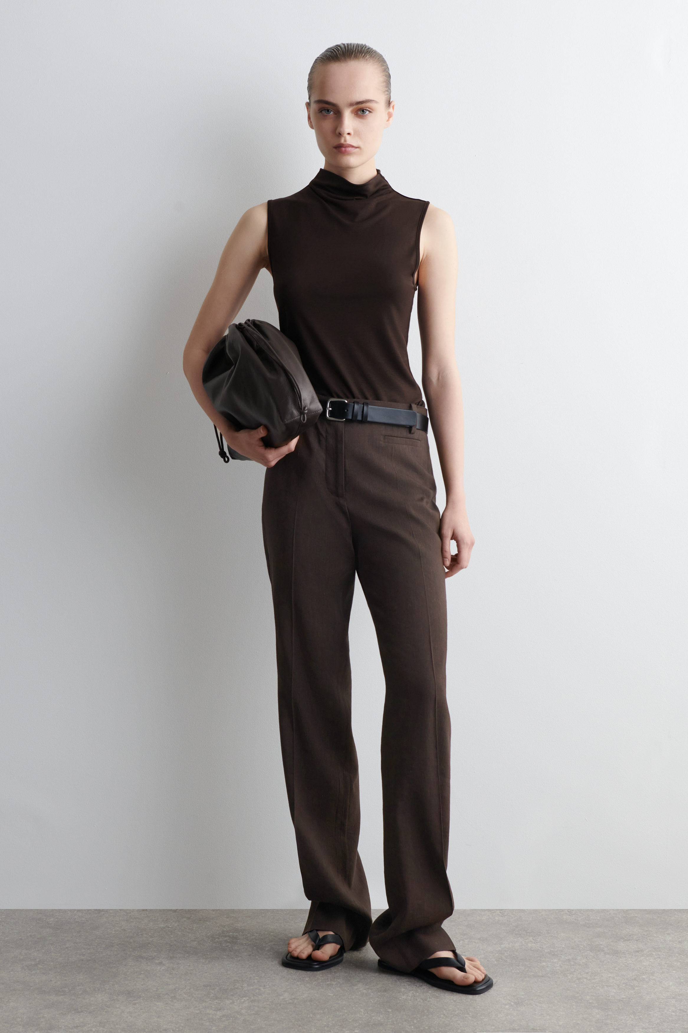 売れ筋商品|||ウィークデイ Tシャツ レディース トップス DRAPED NECK  - Top - dark brown DRAPED TURTLENECK TANK TOP - DARK BROWN | COS