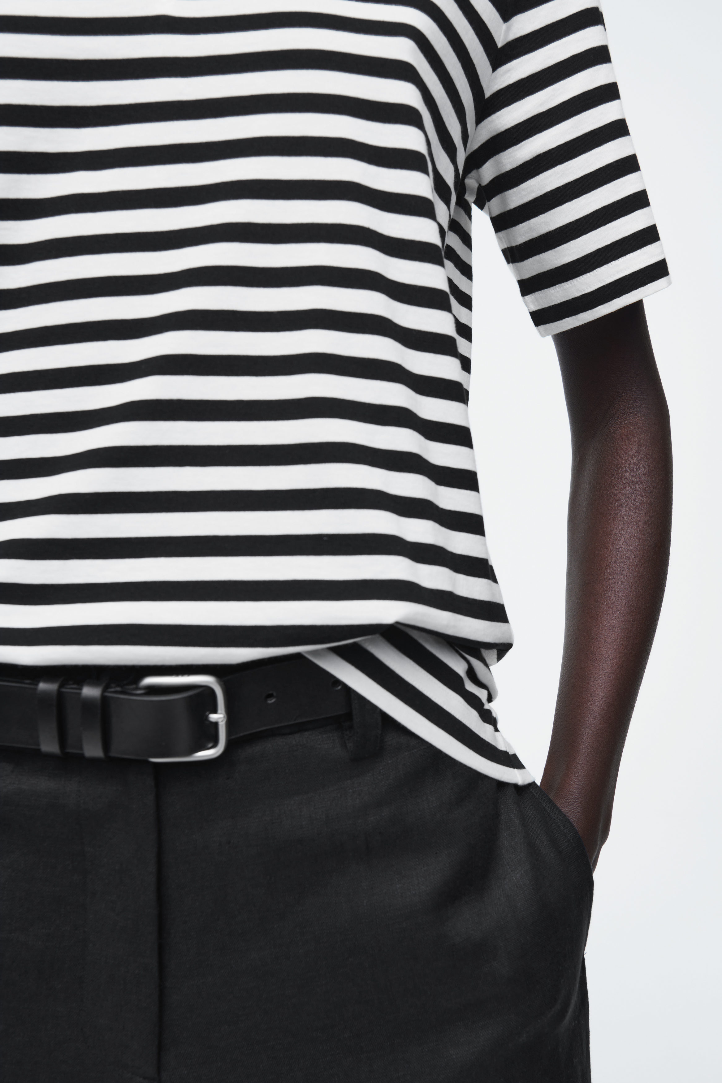 [LOW CLASSIC] / ☆ 25SS Lc STRIPED MINI T-SHIRT / BLACK 24/7 REGULAR V-NECK T-SHIRT - BLACK / WHITE / STRIPED | COS