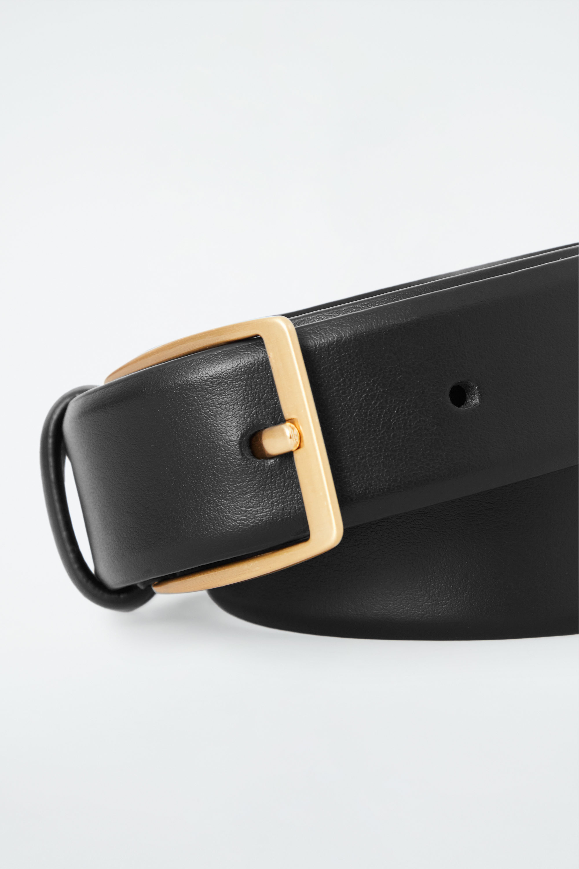 CLASSIC LEATHER BELT - BLACK | COS