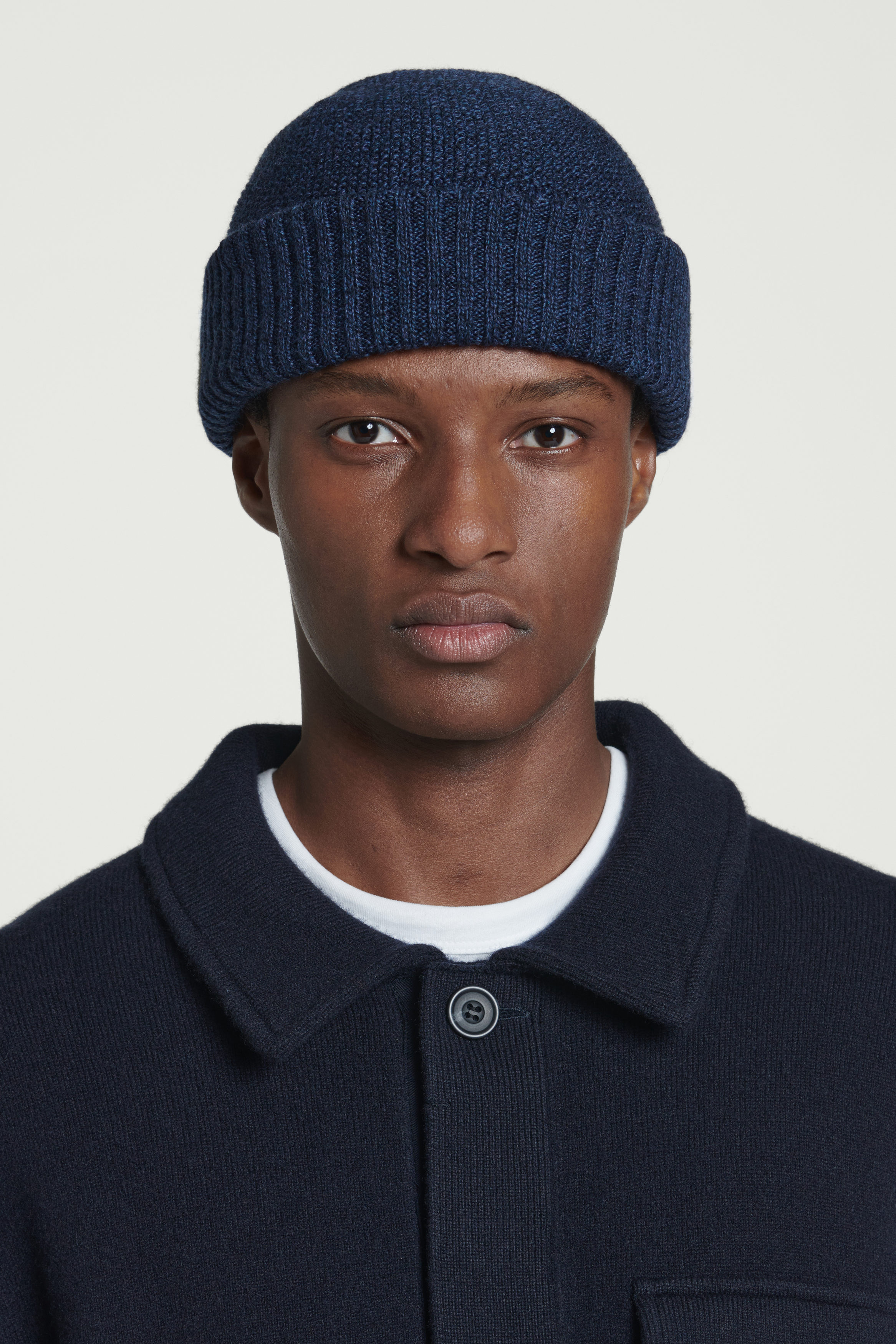 TEXTURED WOOL BEANIE - NAVY | COS