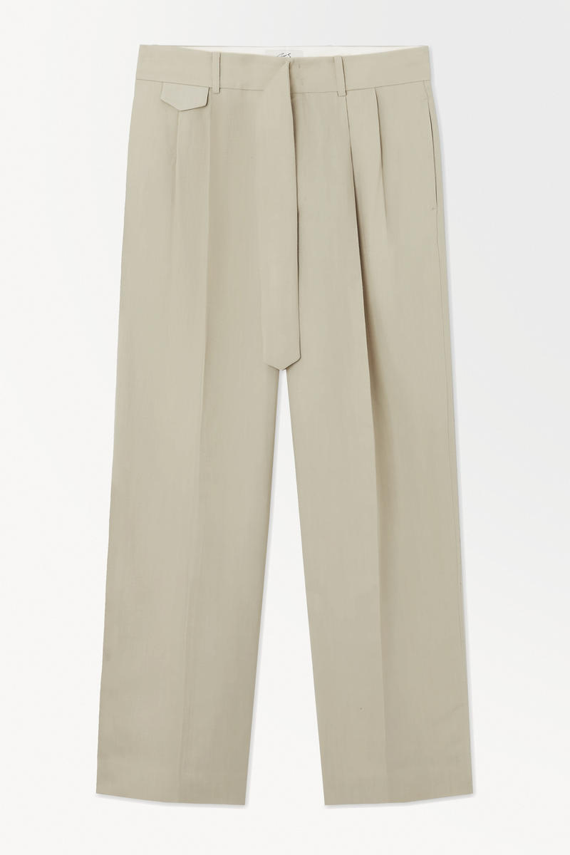 The Pleated Trousers in Beige