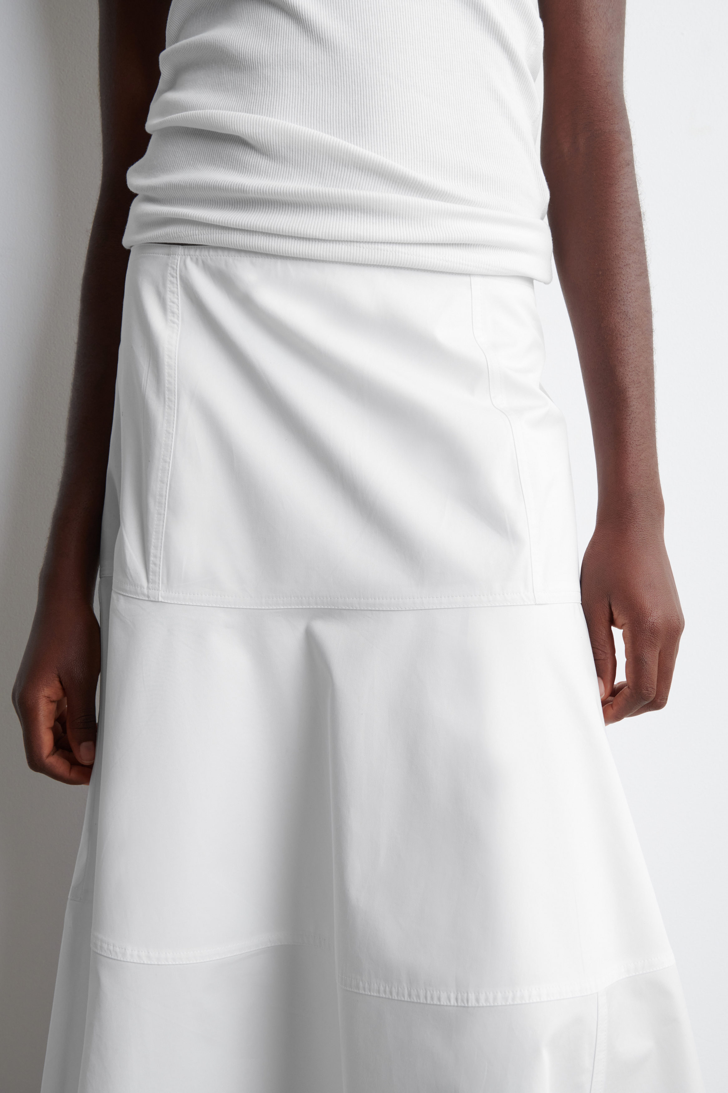 【送料&関税込】Herno White Flared Midi Skirt SMOCKED PANELED MIDI SKIRT - WHITE | COS