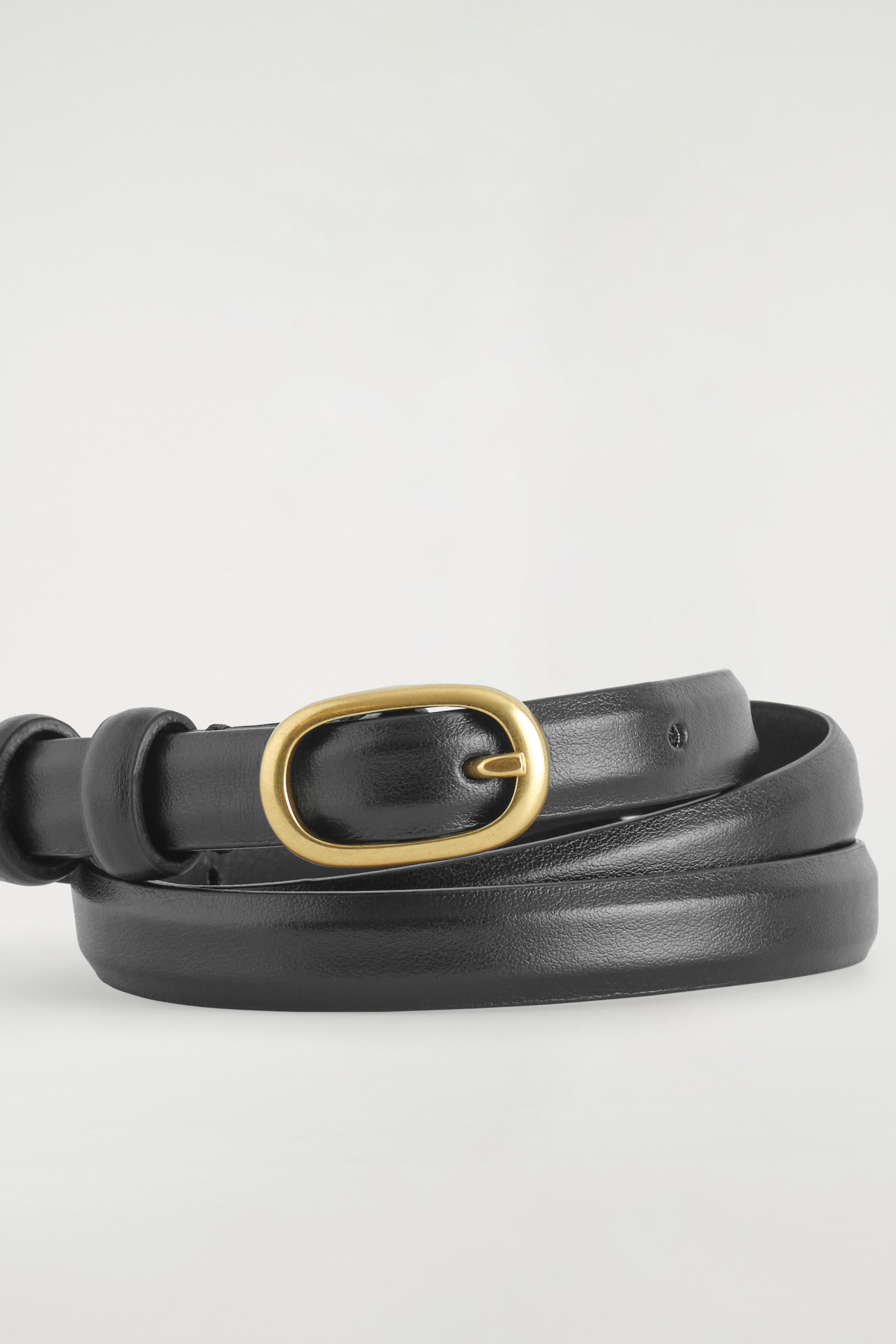 OVAL-BUCKLE SLIM LEATHER BELT - BLACK | COS