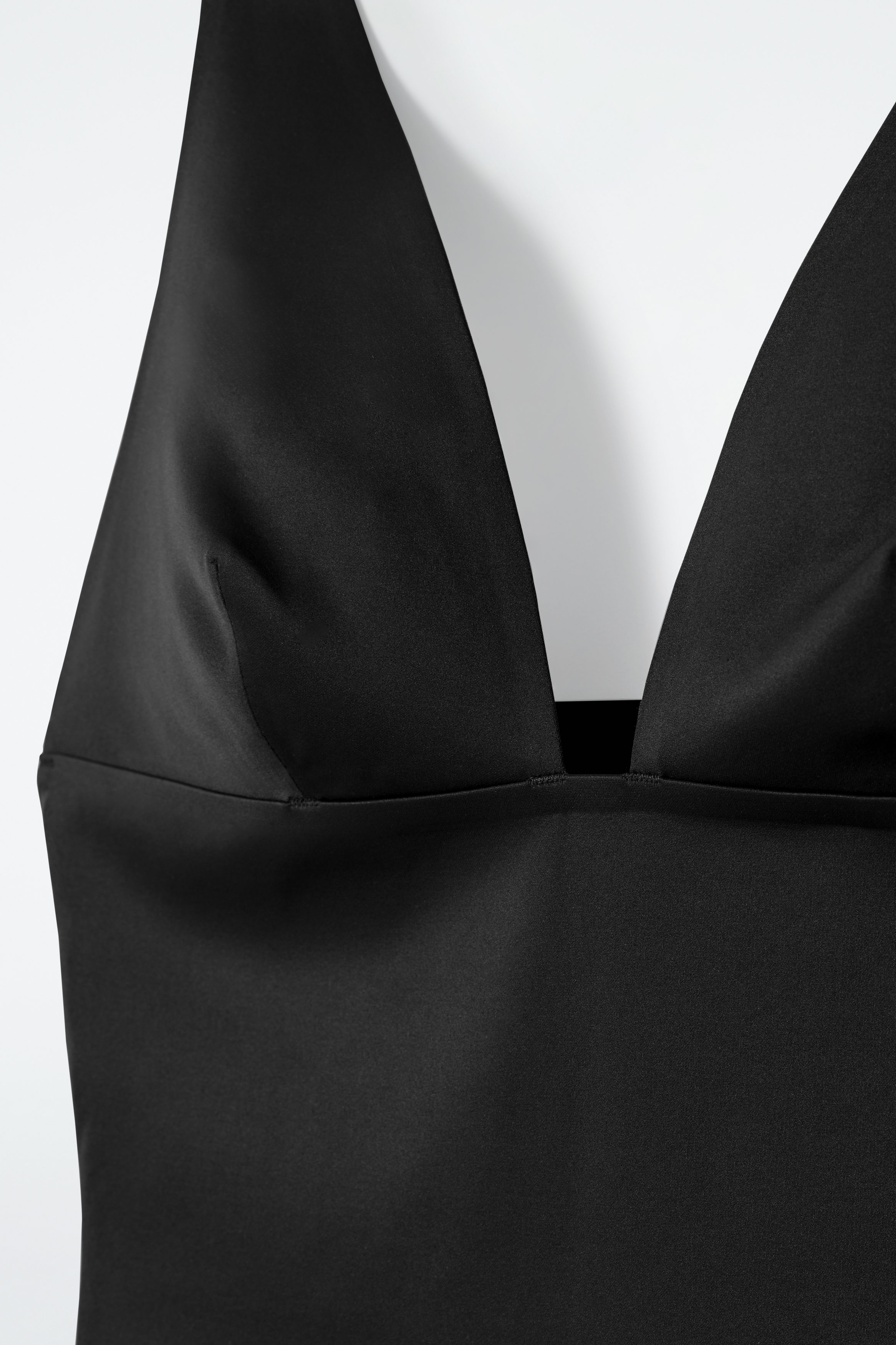 lcdc キャミ　glowny blackup cos musinsa LACE-TRIMMED SILK CAMI TOP - BLACK | COS US