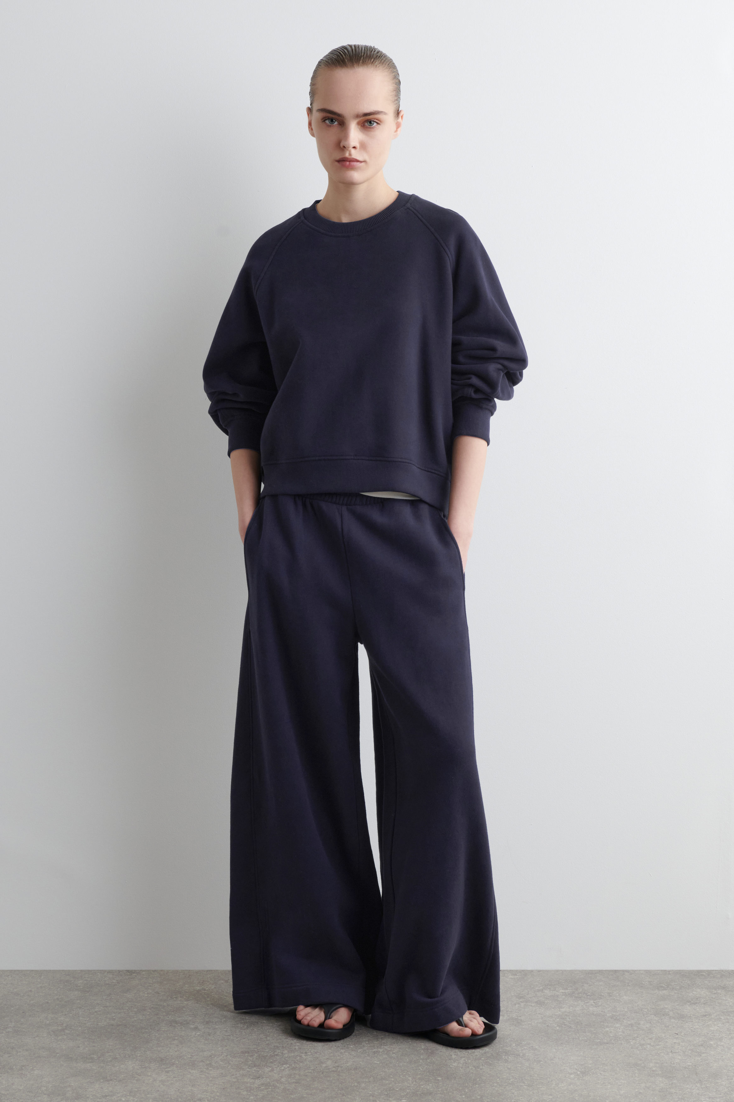 【COSYHARU】Longs brushed wide banding training pants BRUSHED-COTTON WIDE-LEG JOGGERS - NAVY | COS
