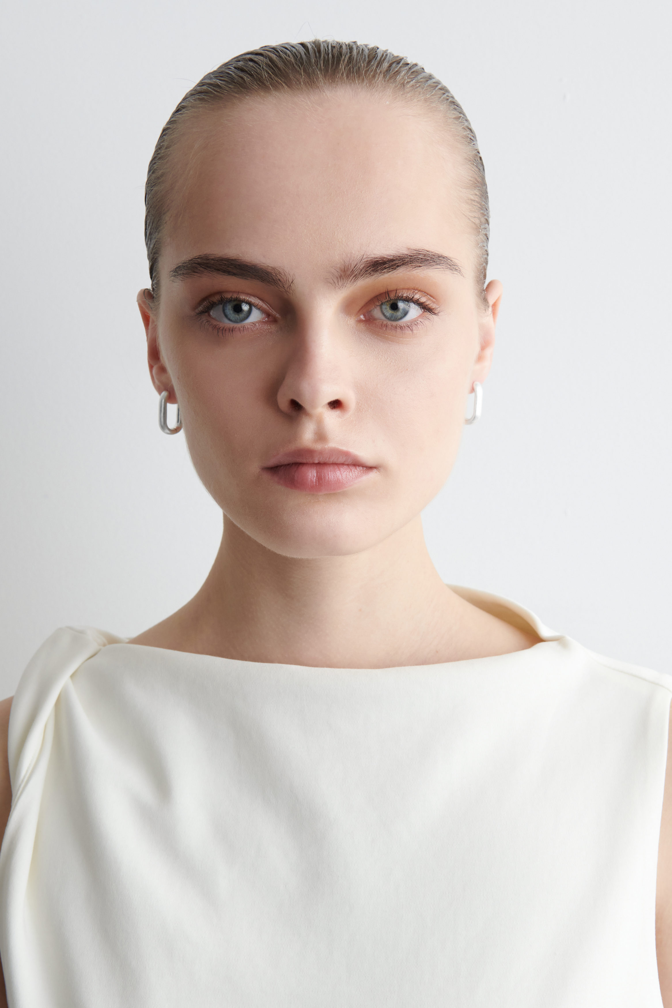 OVAL HOOP EARRINGS