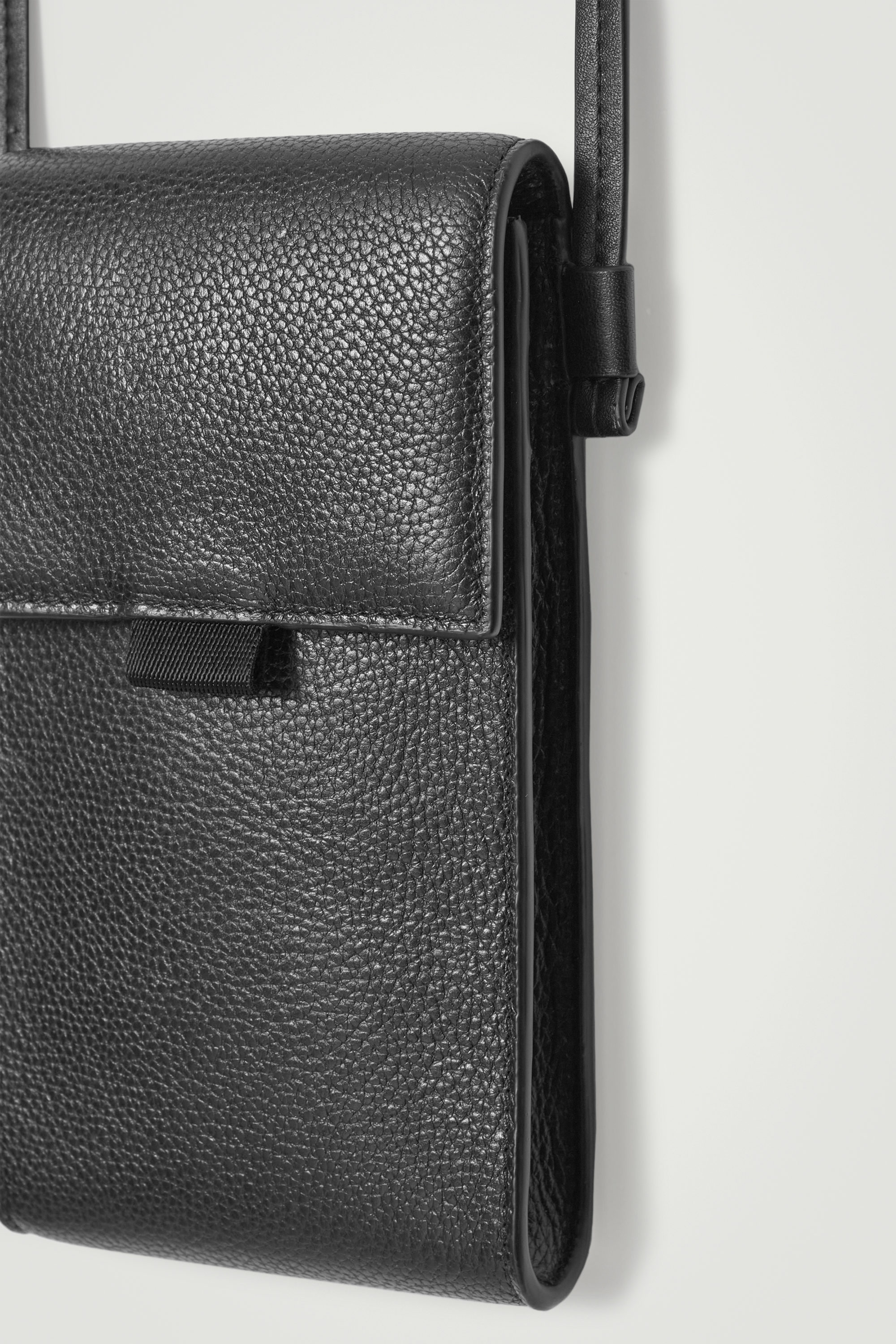 CROSSBODY PHONE POUCH - LEATHER - BLACK CROSSBODY PHONE POUCH - LEATHER - BLACK