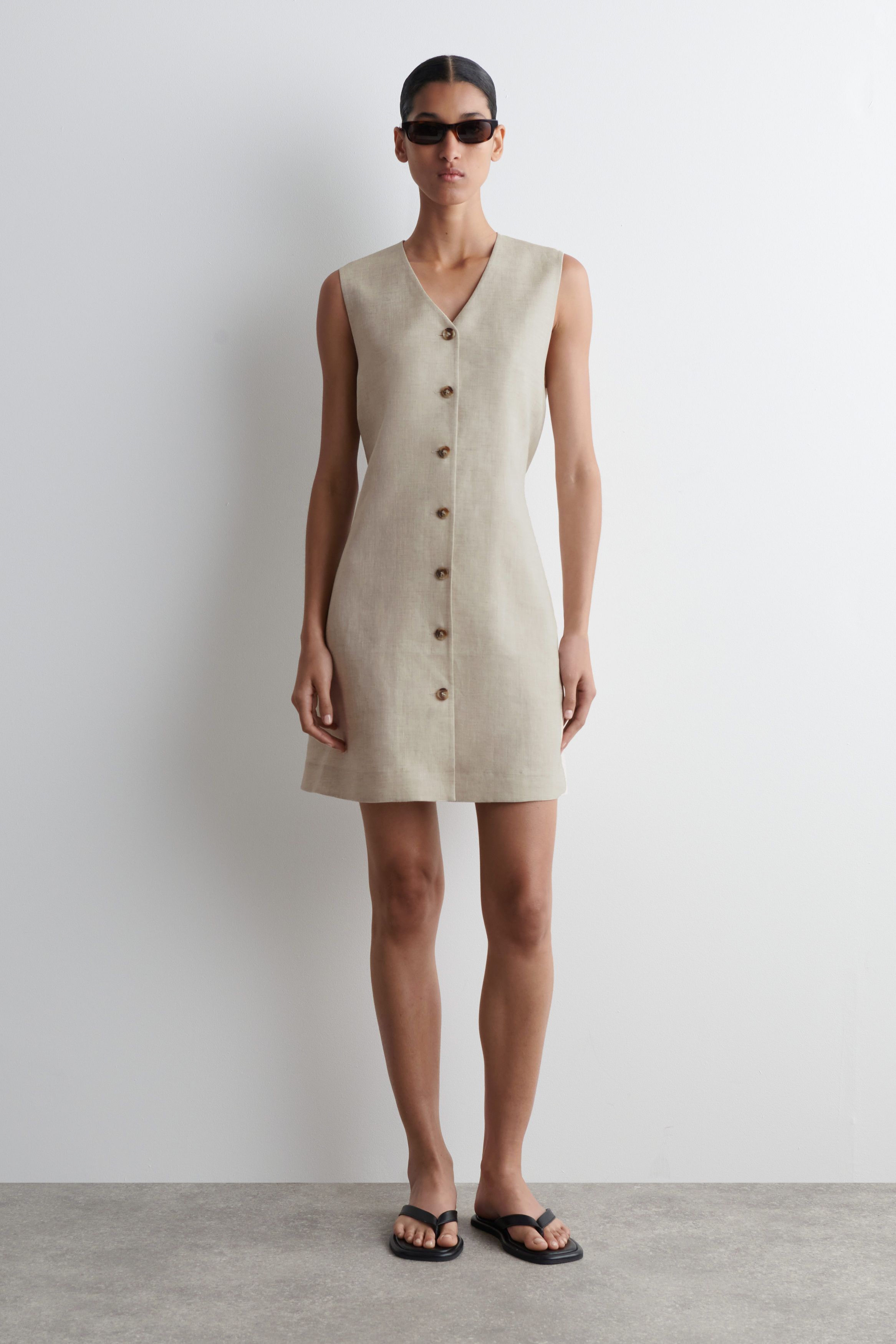 ROBE COURTE BOUTONNÉE EN LIN