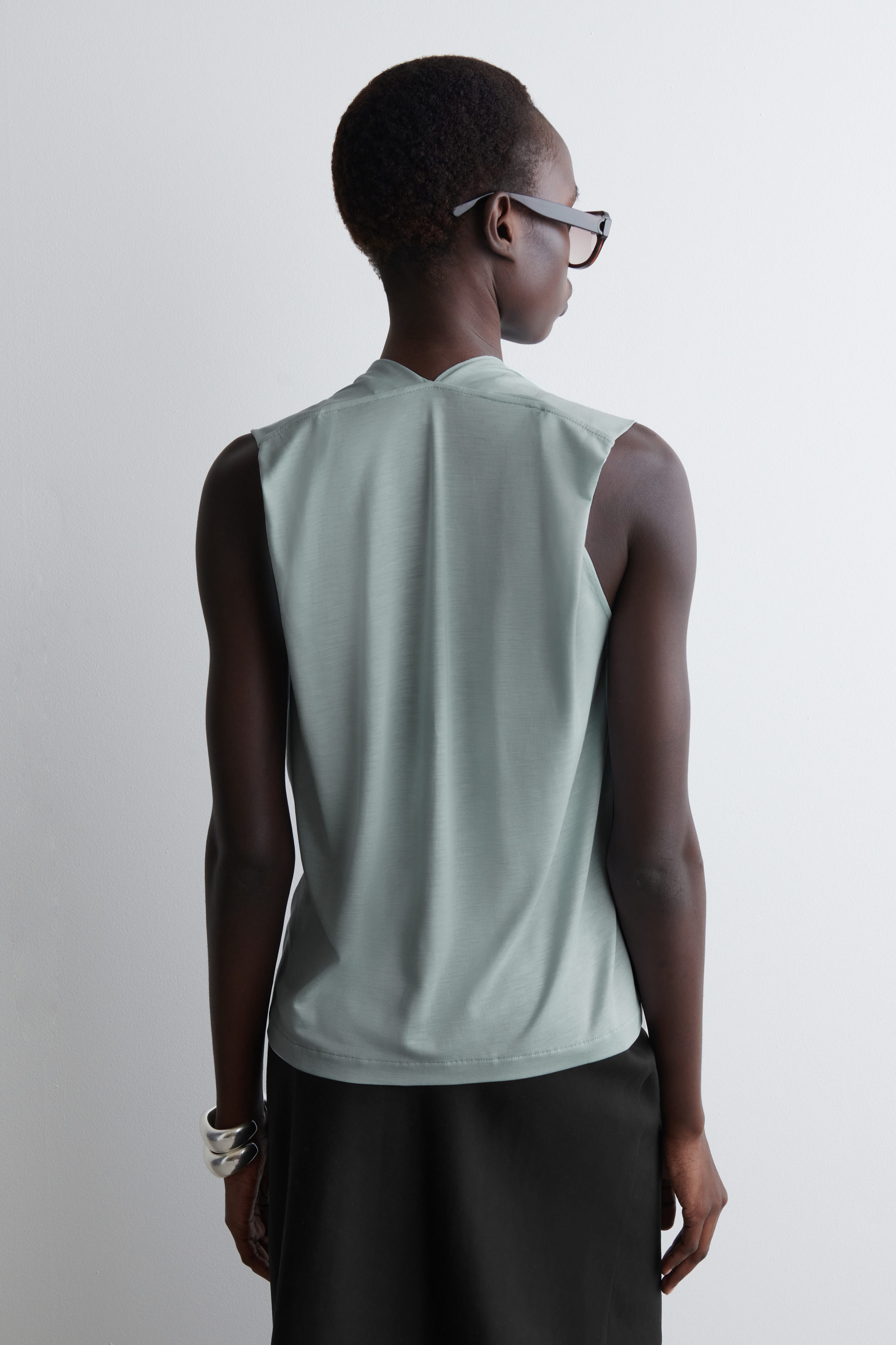 ベスト/ジレ COS - COS DEEP V-NECK SLEEVELESS TOP  32 COS Deep V-Neck Sleeveless Top in black | endource