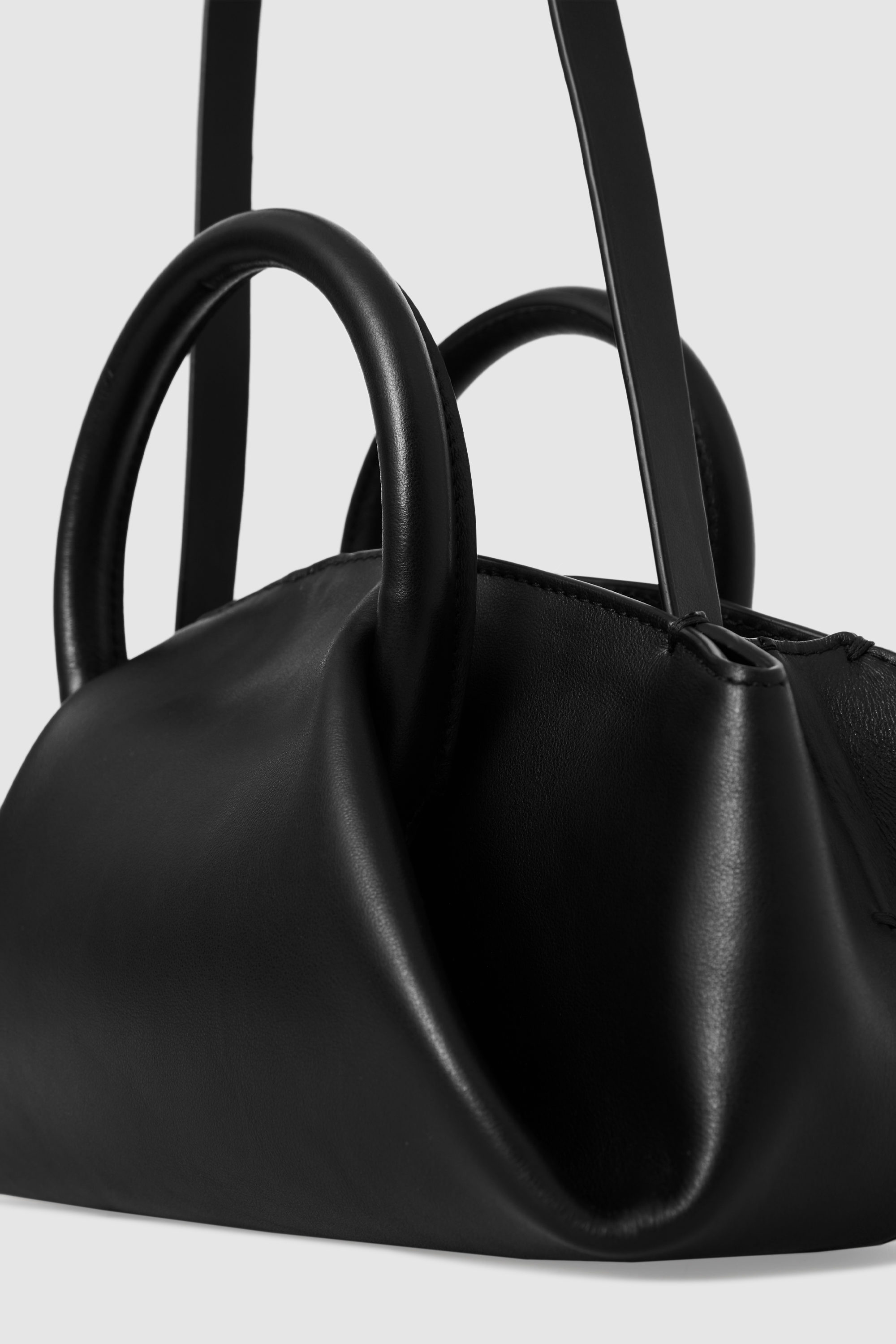 FOLD MICRO TOTE BAG - LEATHER - BLACK | COS