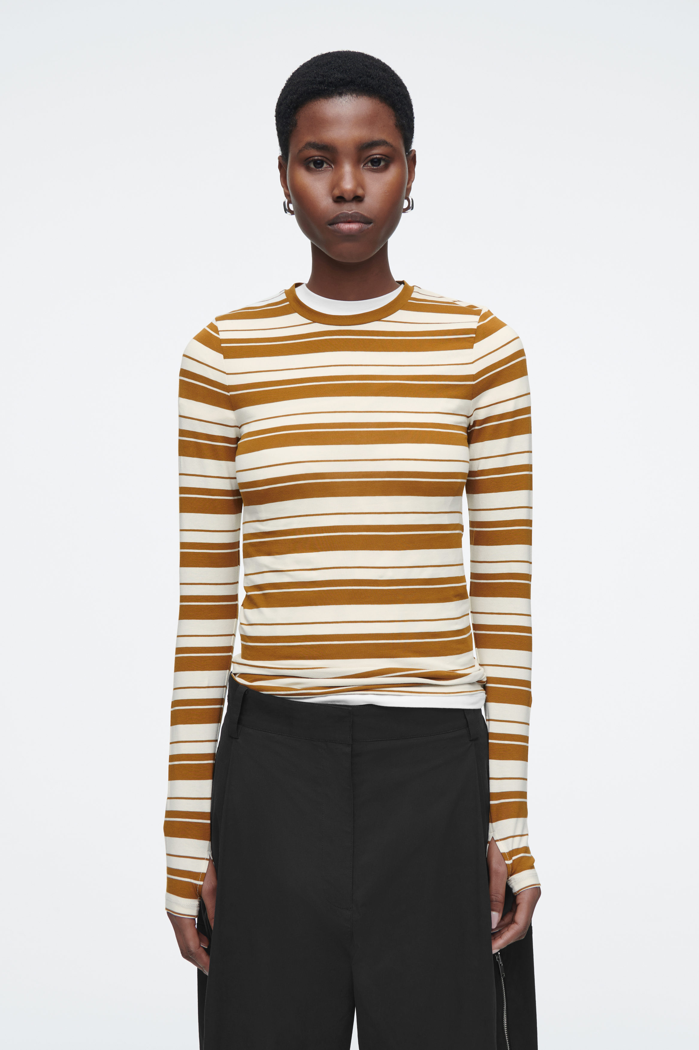 RELAXED MOCK-NECK COTTON LONG-SLEEVED T-SHIRT - BROWN / OFF