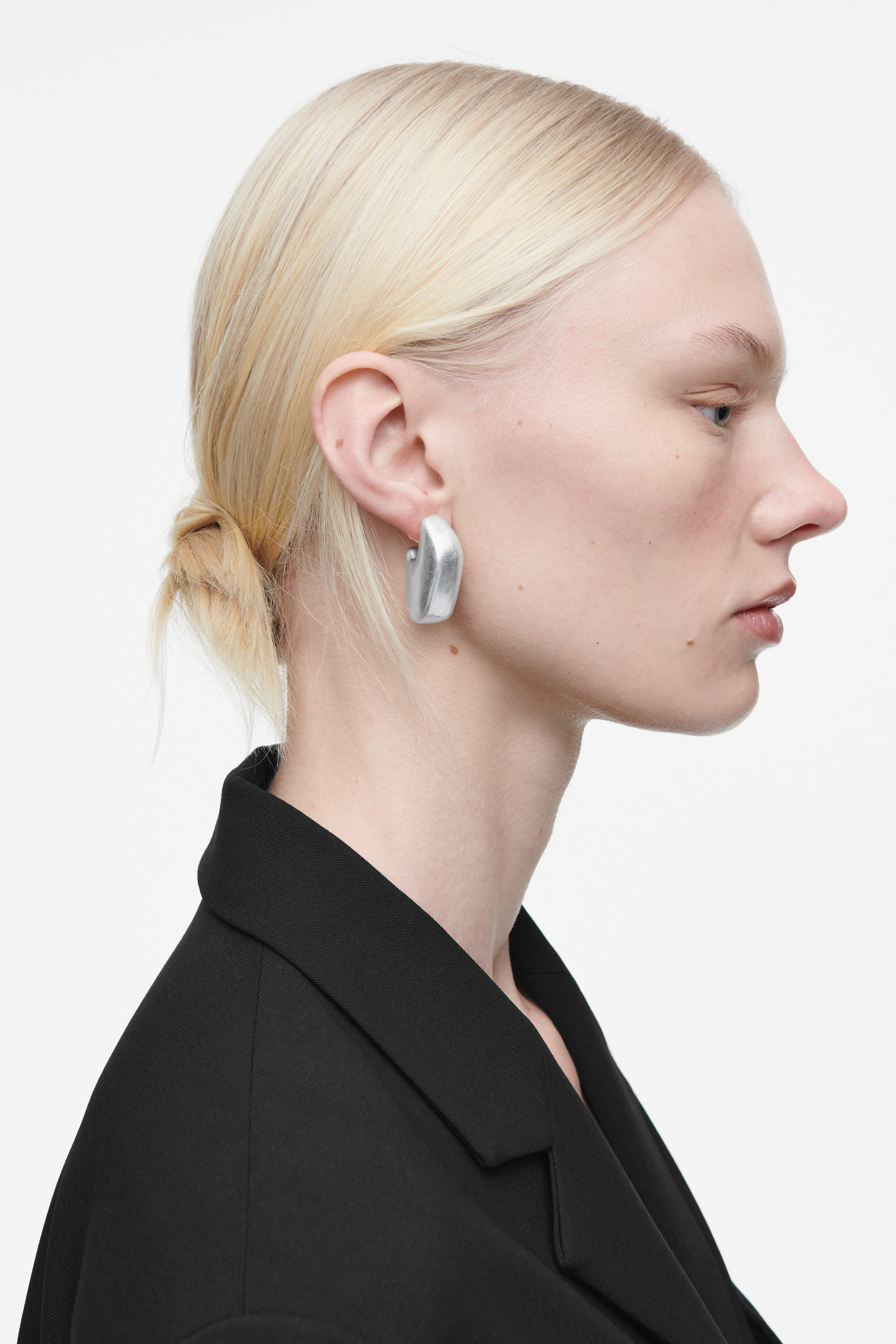 MISMATCHED PEBBLE EARRINGS - SILVER | COS