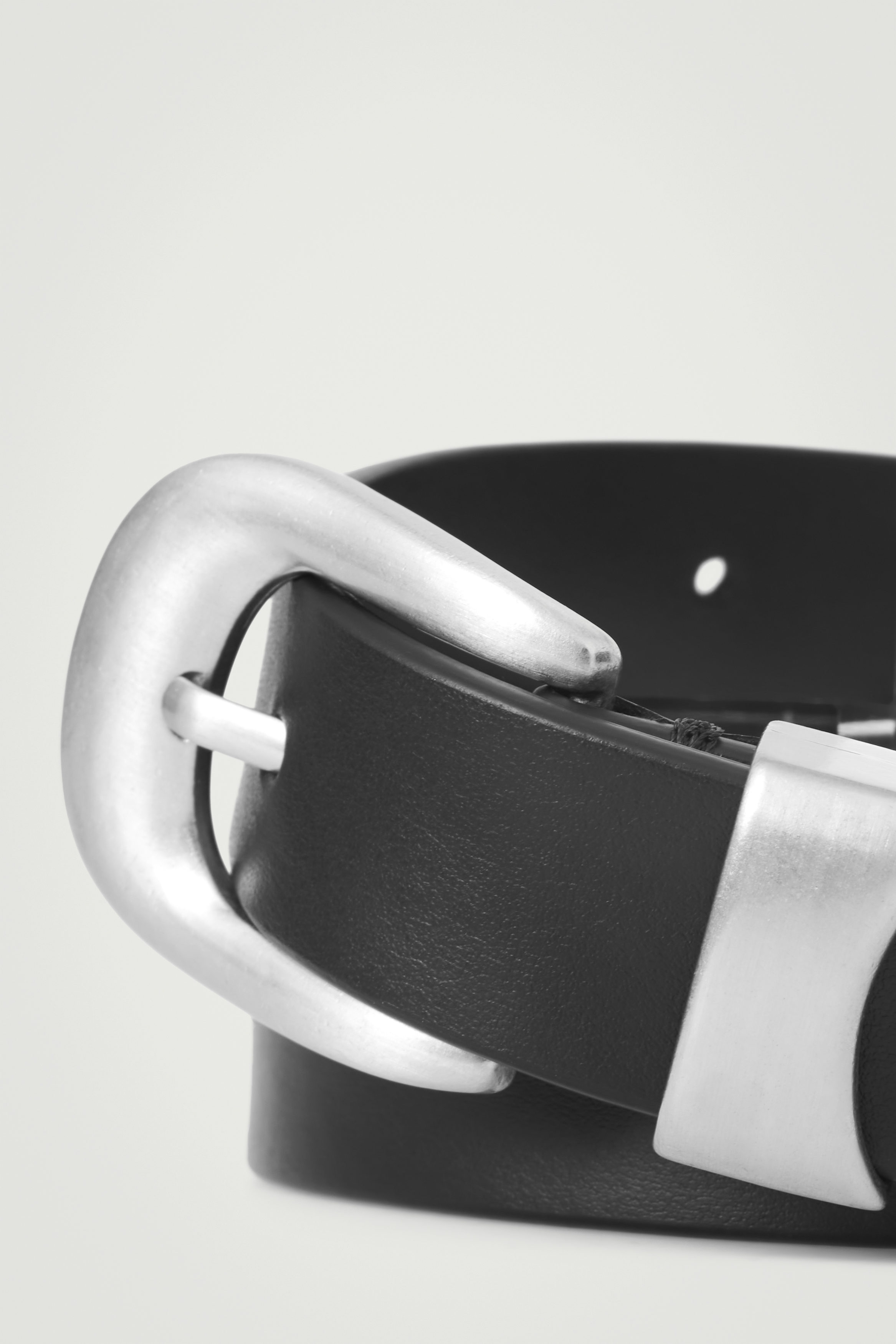 LEATHER WESTERN BELT - BLACK | COS