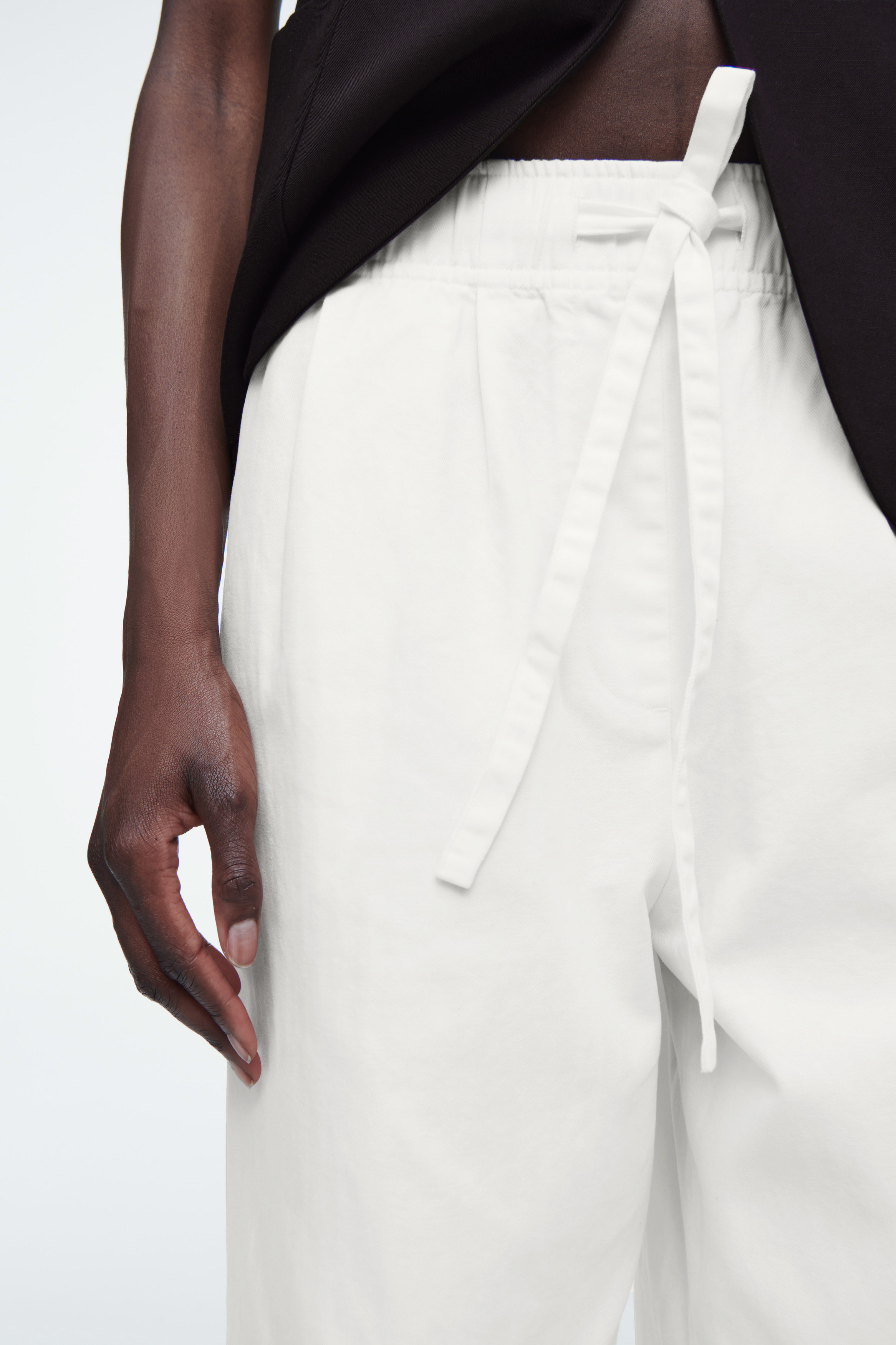 Cotton Cut Out Trousers IRENE 新品　タグ付き アイレネ - IRENE | Strap Detail Tailored Trousers-Off