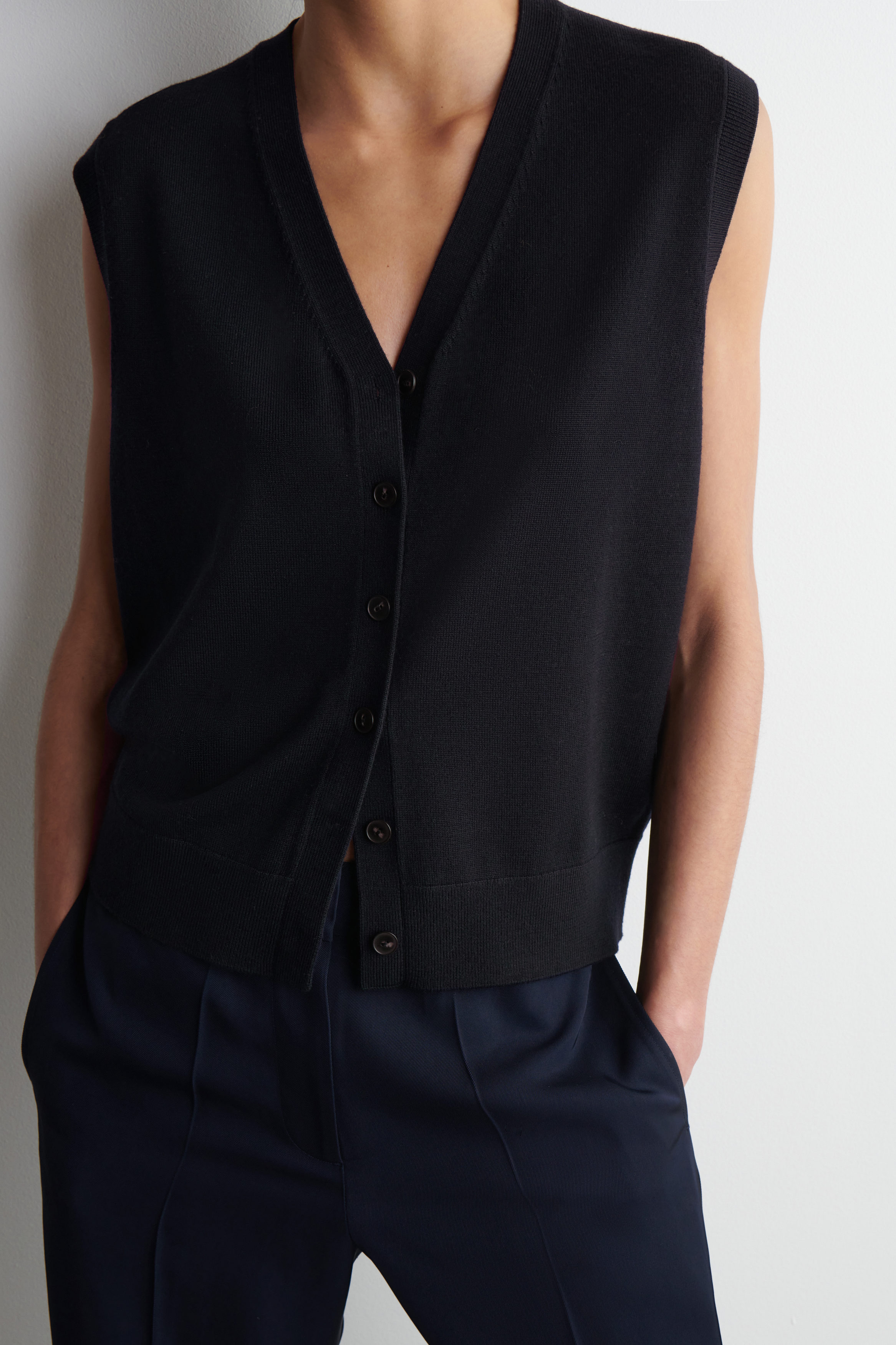 アウターその他 YESEYESEE One Pocket Knitted VNeck Vest Navy yeseyesee One Pocket Knitted V-Neck Vest - Navy | 하이츠스토어
