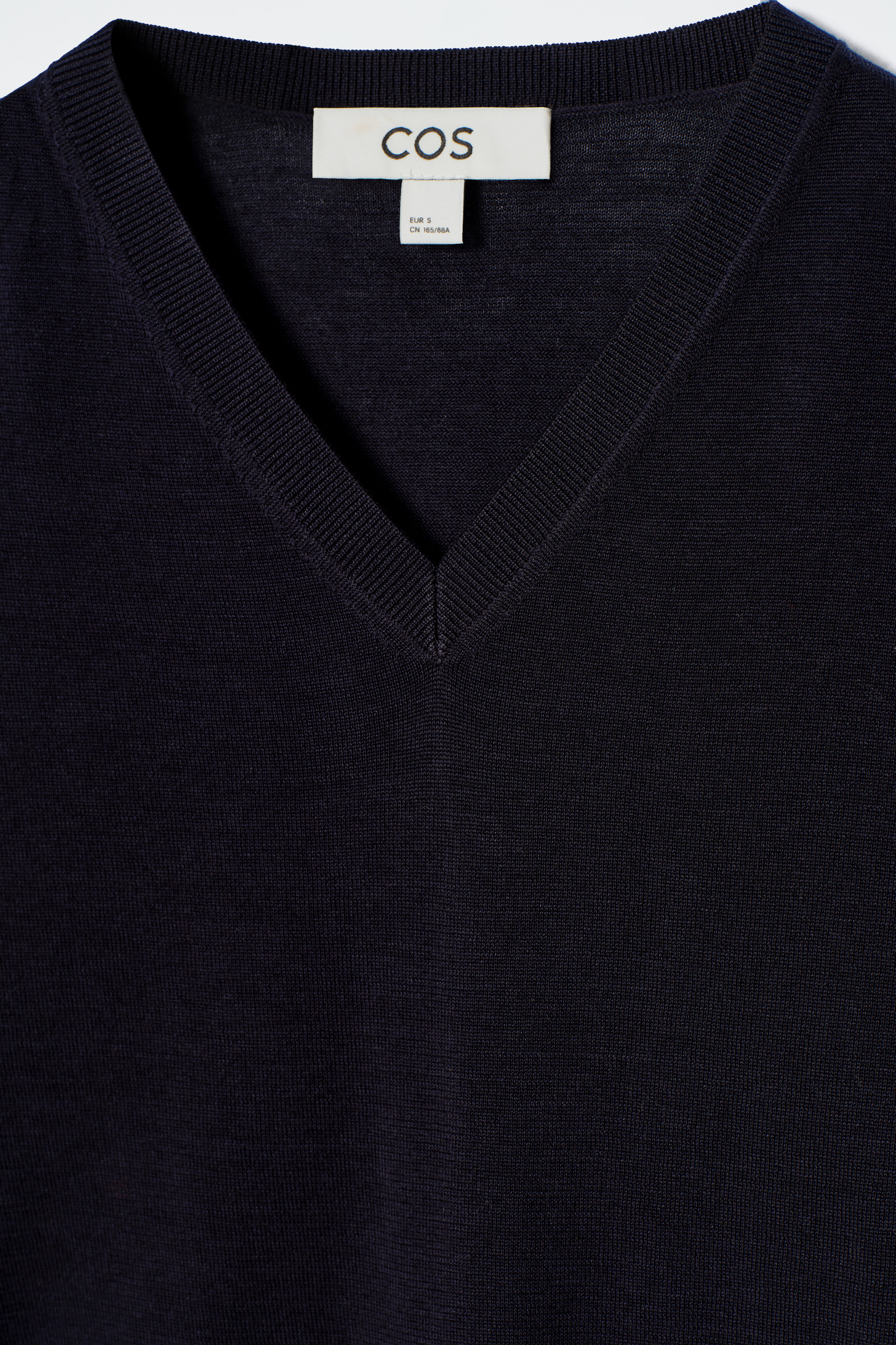KNITTED COTTON V-NECK T-SHIRT - NAVY | COS