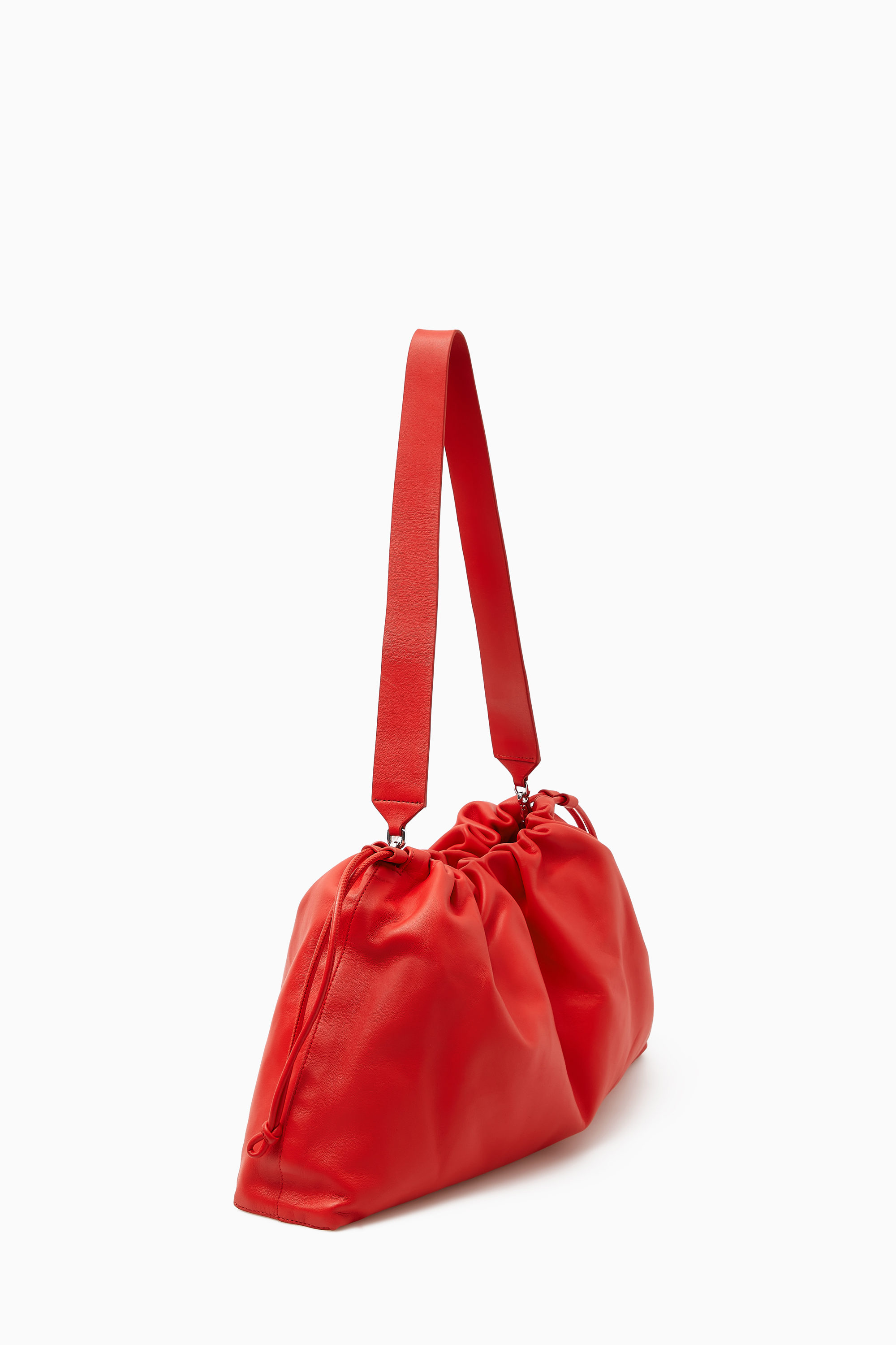 GERGIANA CLUTCH DAZ レッド タッセル付き CAVATELLI CLUTCH BAG - LEATHER - RED | COS