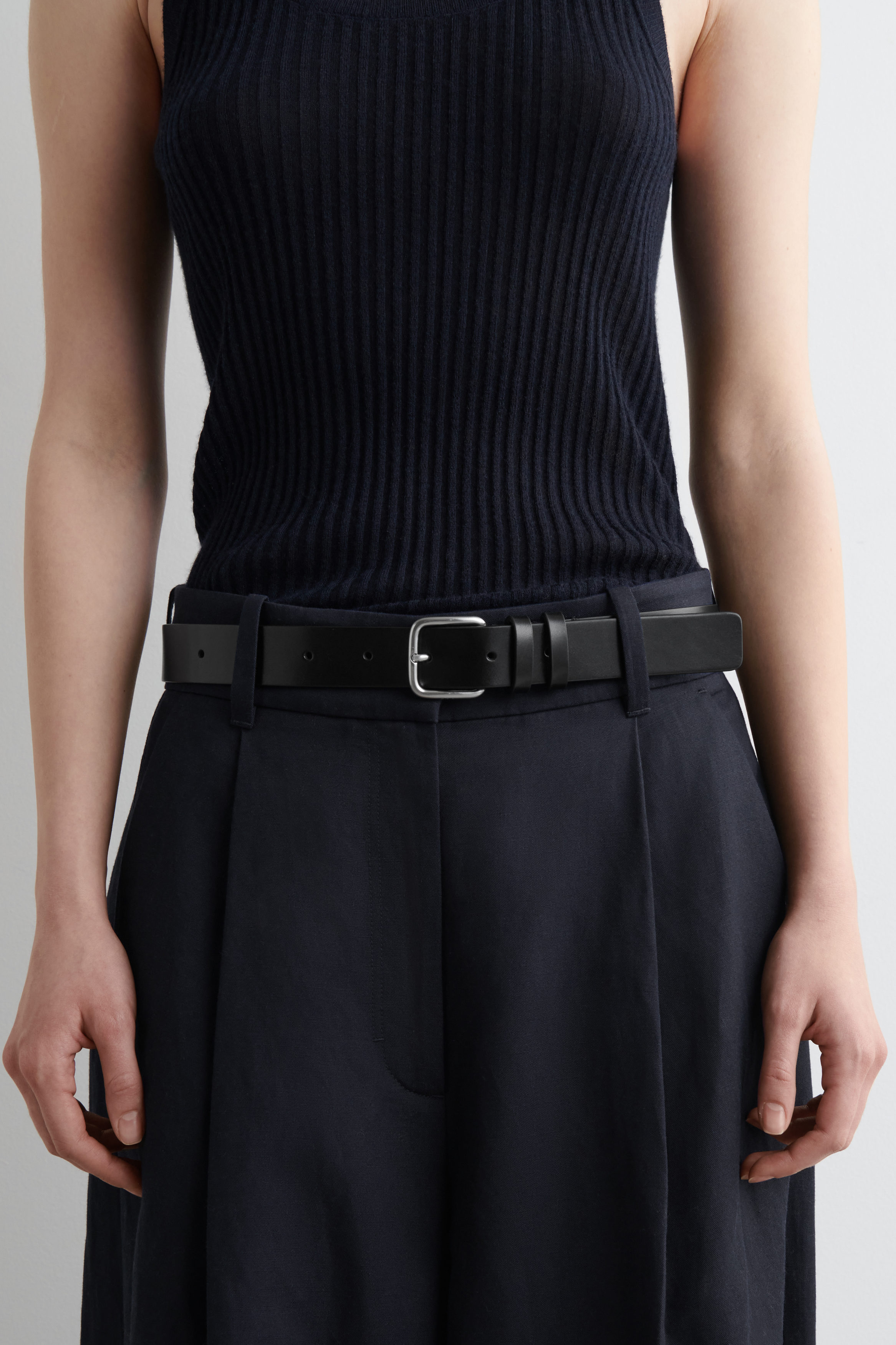 CLASSIC LEATHER BELT - BLACK / SILVER | COS