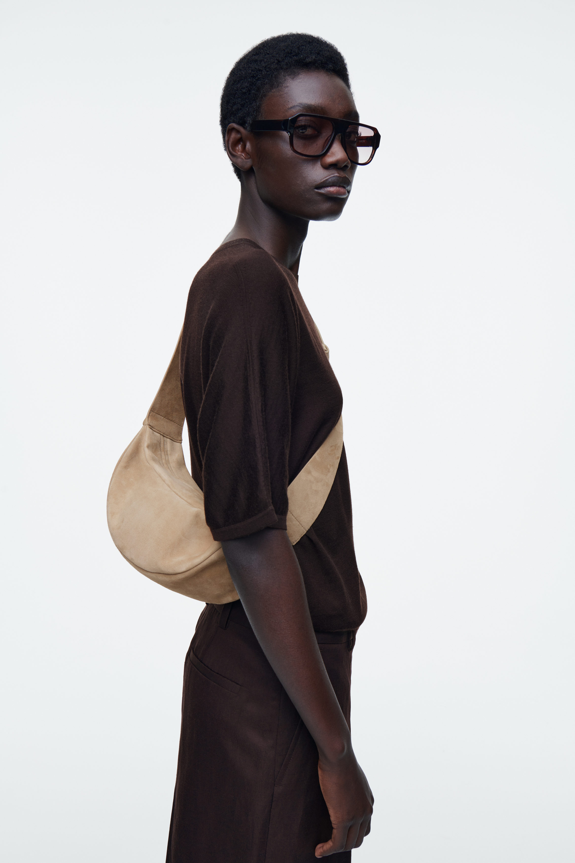 【COS】SWING CROSSBODY BAG SWING CROSSBODY - SUEDE - BEIGE | COS