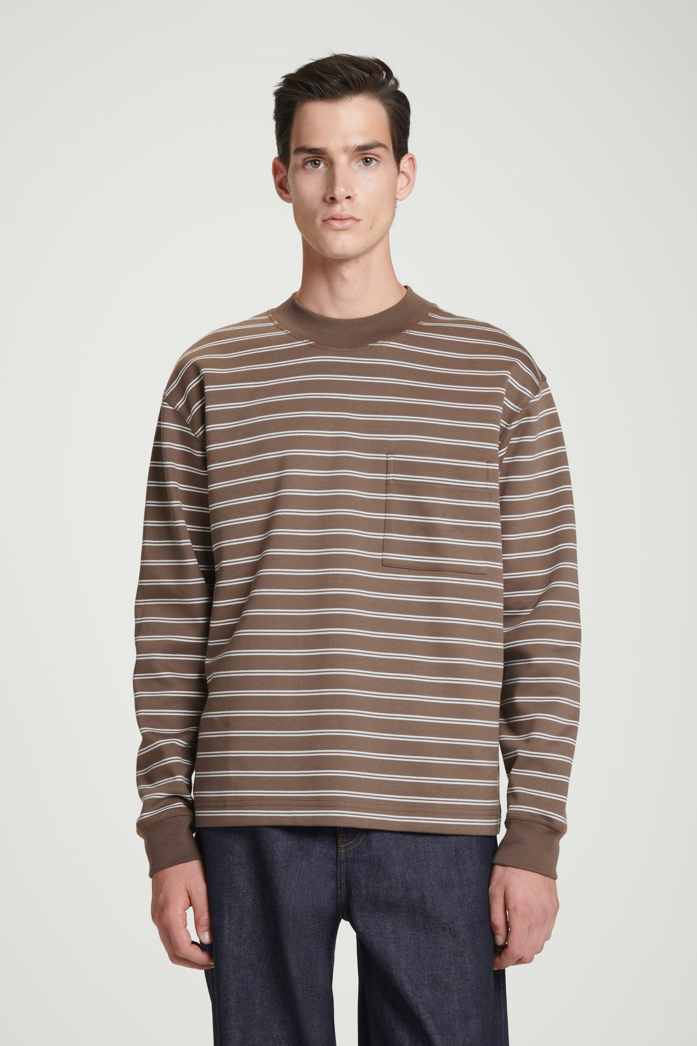 RELAXED MOCK-NECK COTTON LONG-SLEEVED T-SHIRT - BROWN / OFF