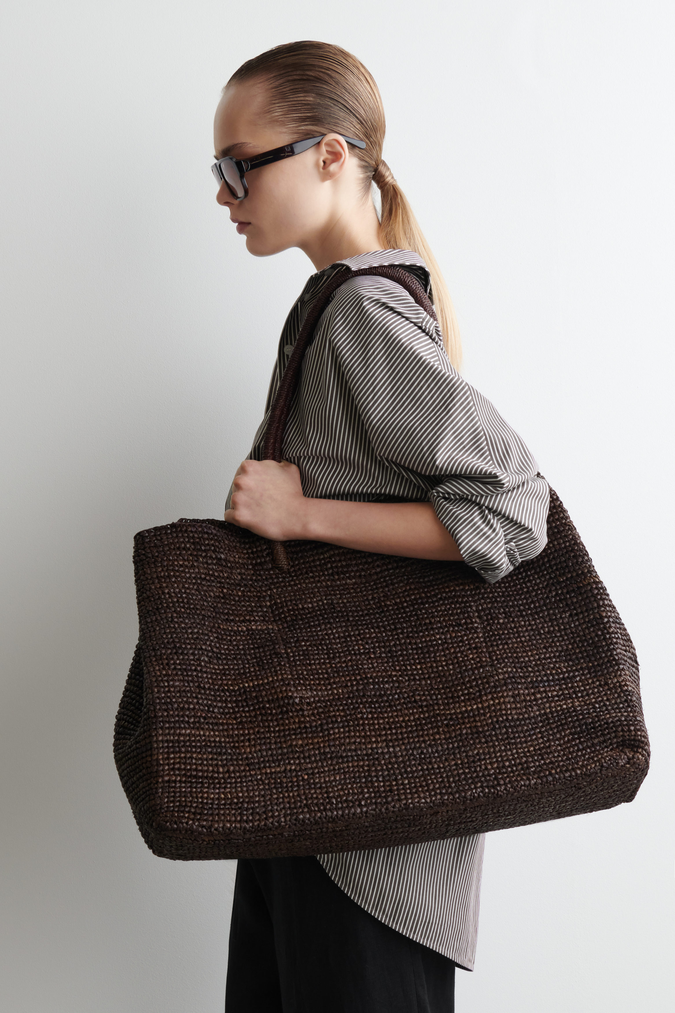 ★athe★ ECOLE Brown Raffia Shoulder Bag M beige and black leather and raffia shoulder bag