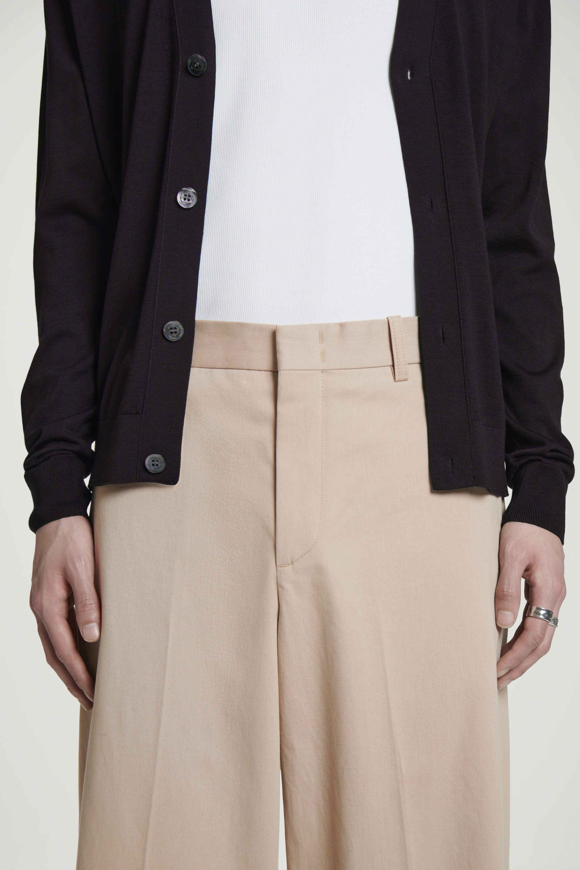 SPODNIE CHINOS Z PROSTYMI NOGAWKAMI – RELAXED FIT - BEŻOWY | COS
