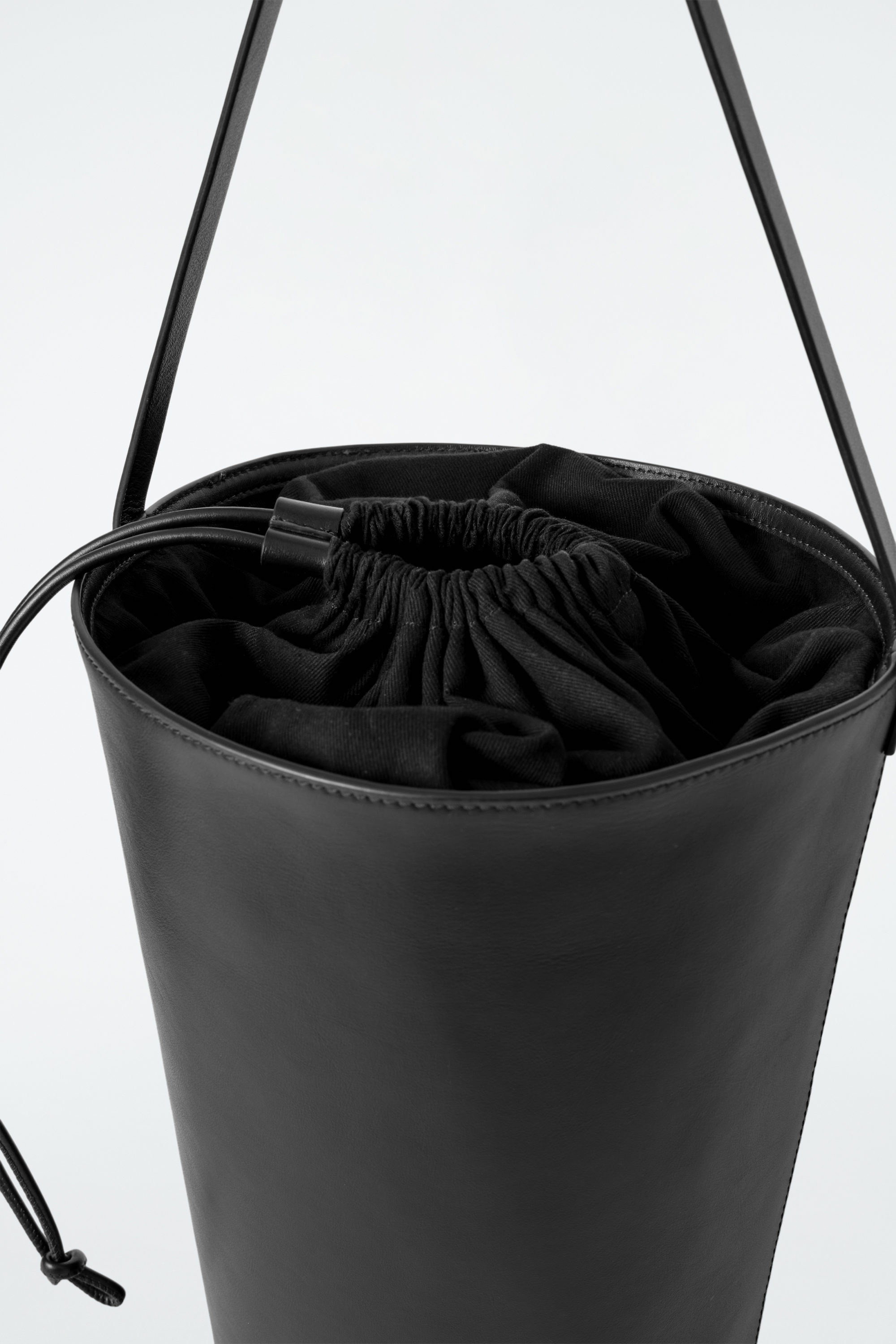 BUCKET BAG - LEATHER - BLACK