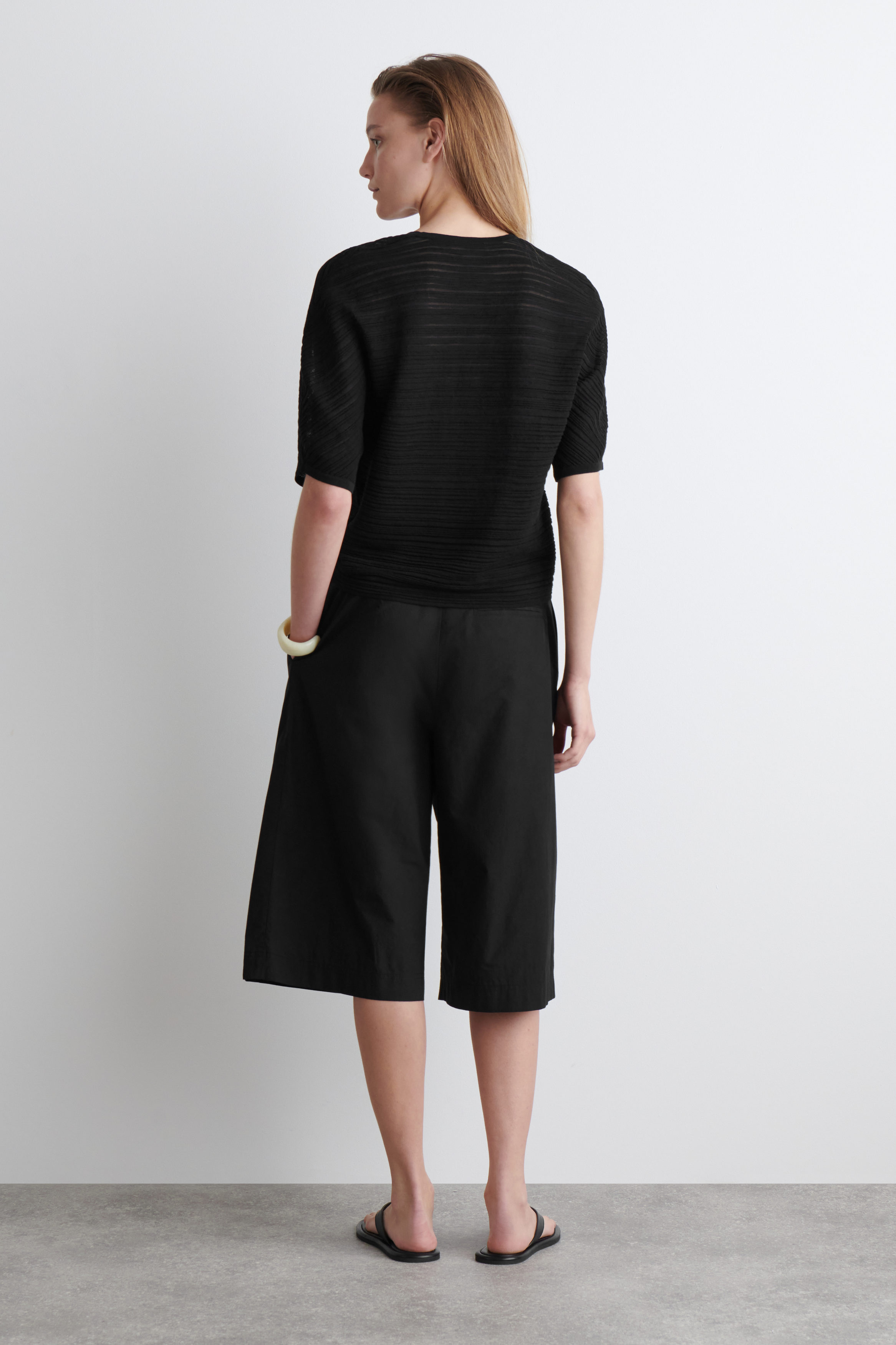 パンツ NUDE pleated t-shirt Black PLEATED KNITTED T-SHIRT - BLACK | COS