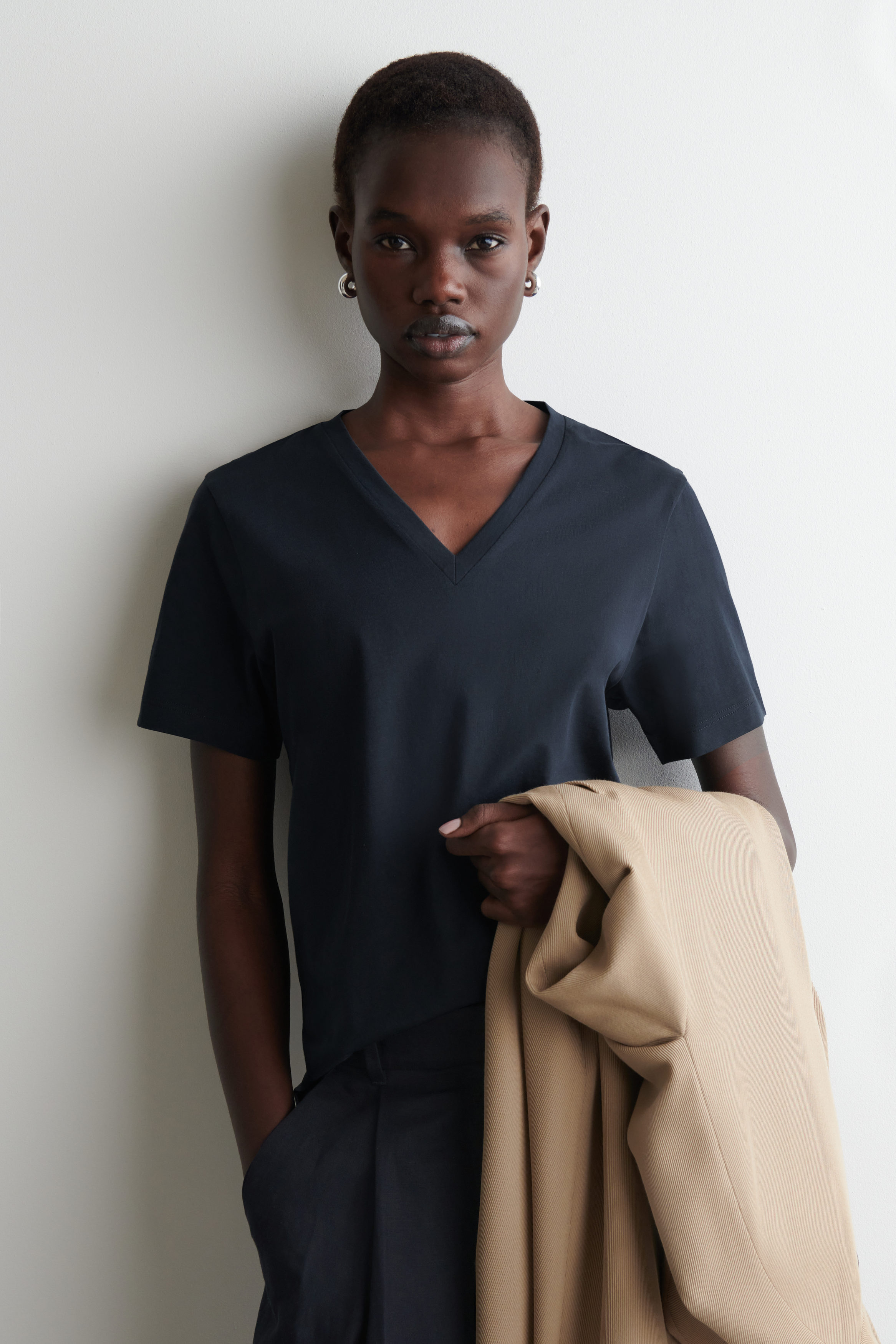 tシャツ L2 NYLON V-NECK TOP レディース V-NECK COTTON T-SHIRT - NAVY | COS