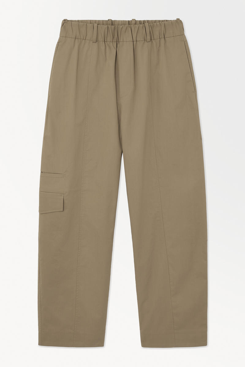 The Barrel-Leg Cargo Trousers in Beige