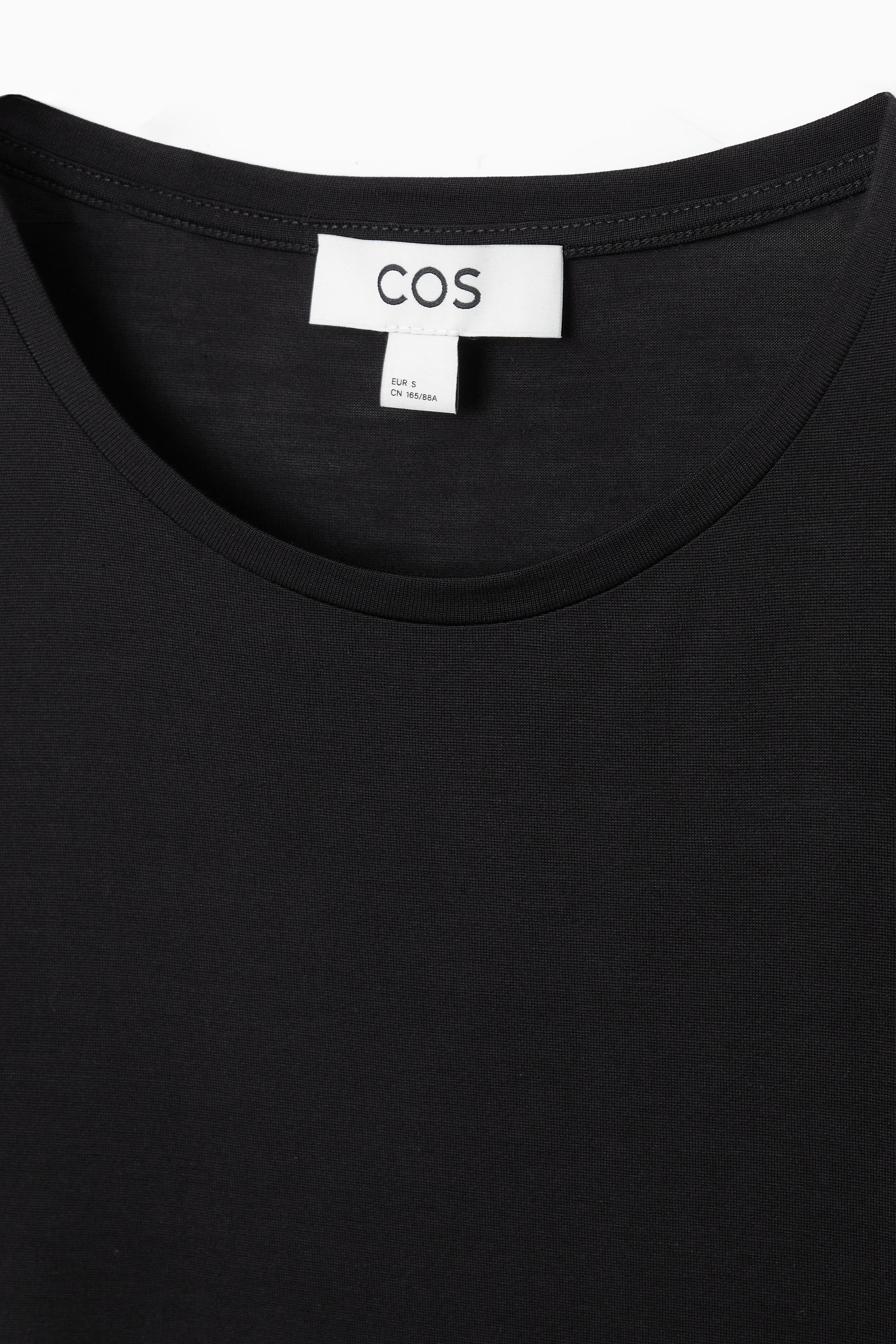 Tシャツ・カットソー Carven Deep Black Silk T-Shirt PURE SILK T-SHIRT - BLACK | COS
