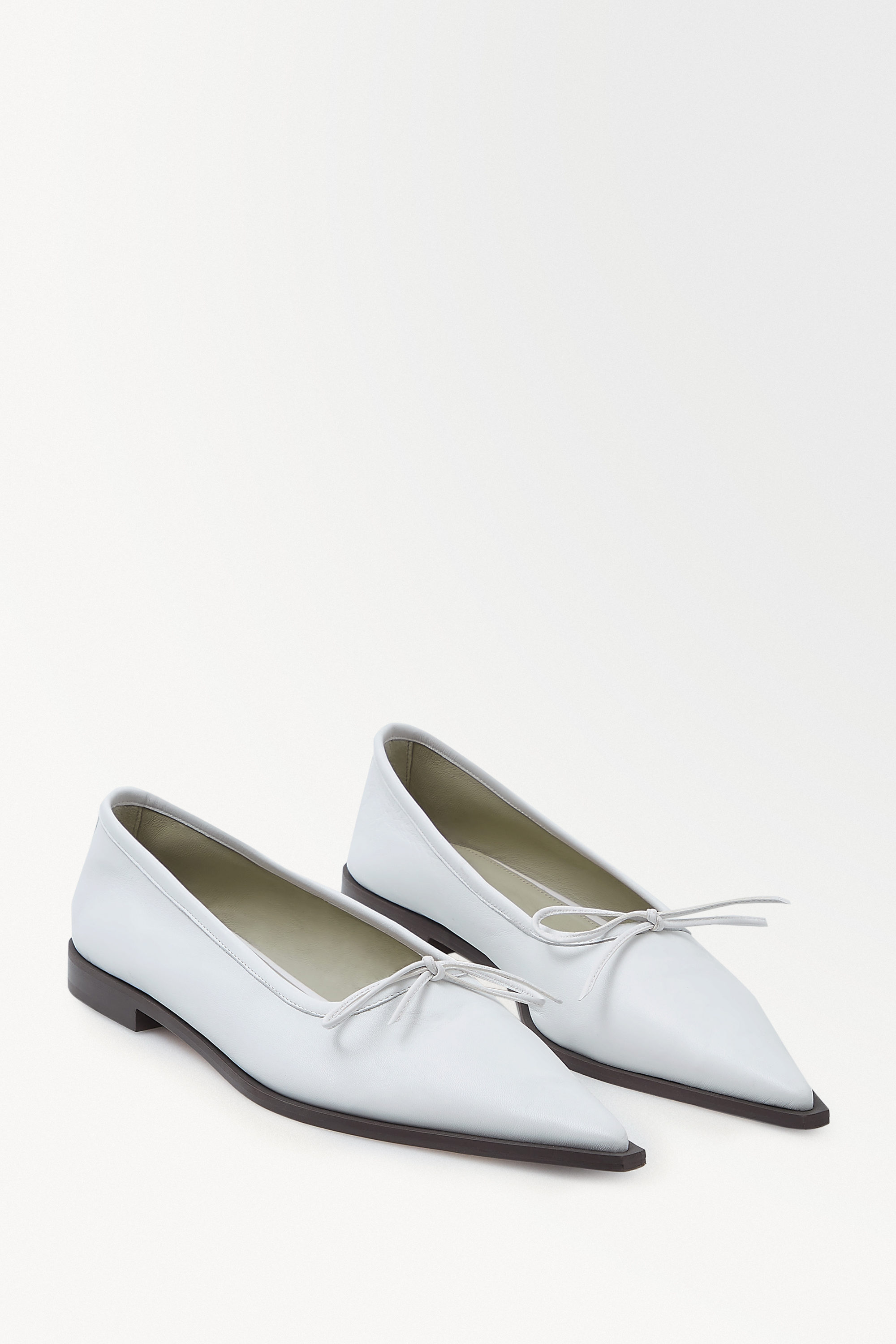 フラットシューズ WHITE LEATHER MILLENIALS FLATS JC x FP x UL STARS ALIGN FLAT IN IVORY LEATHER — Understated