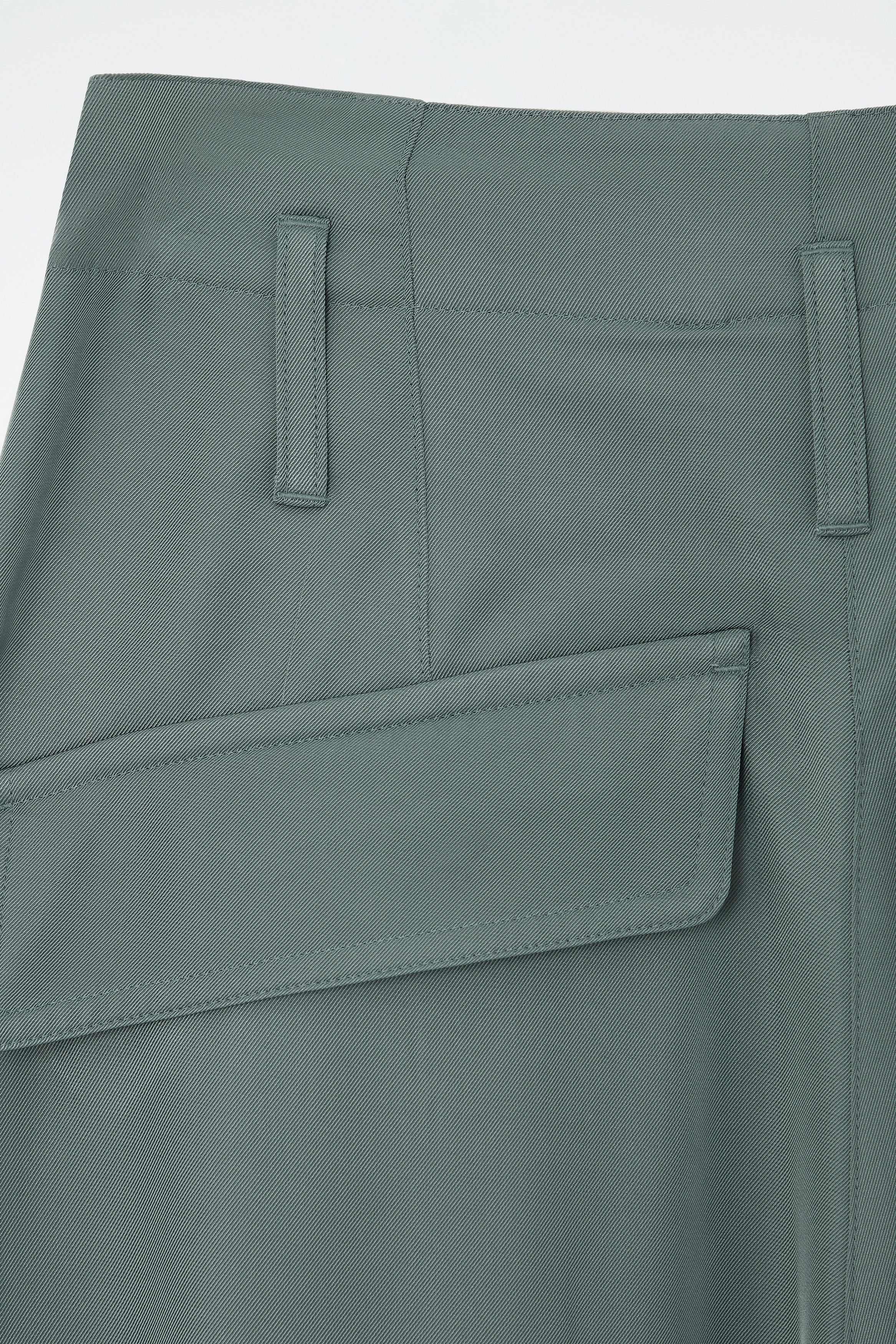 SPODNIE PAPERBAG W STYLU UTILITY - MORSKI | COS