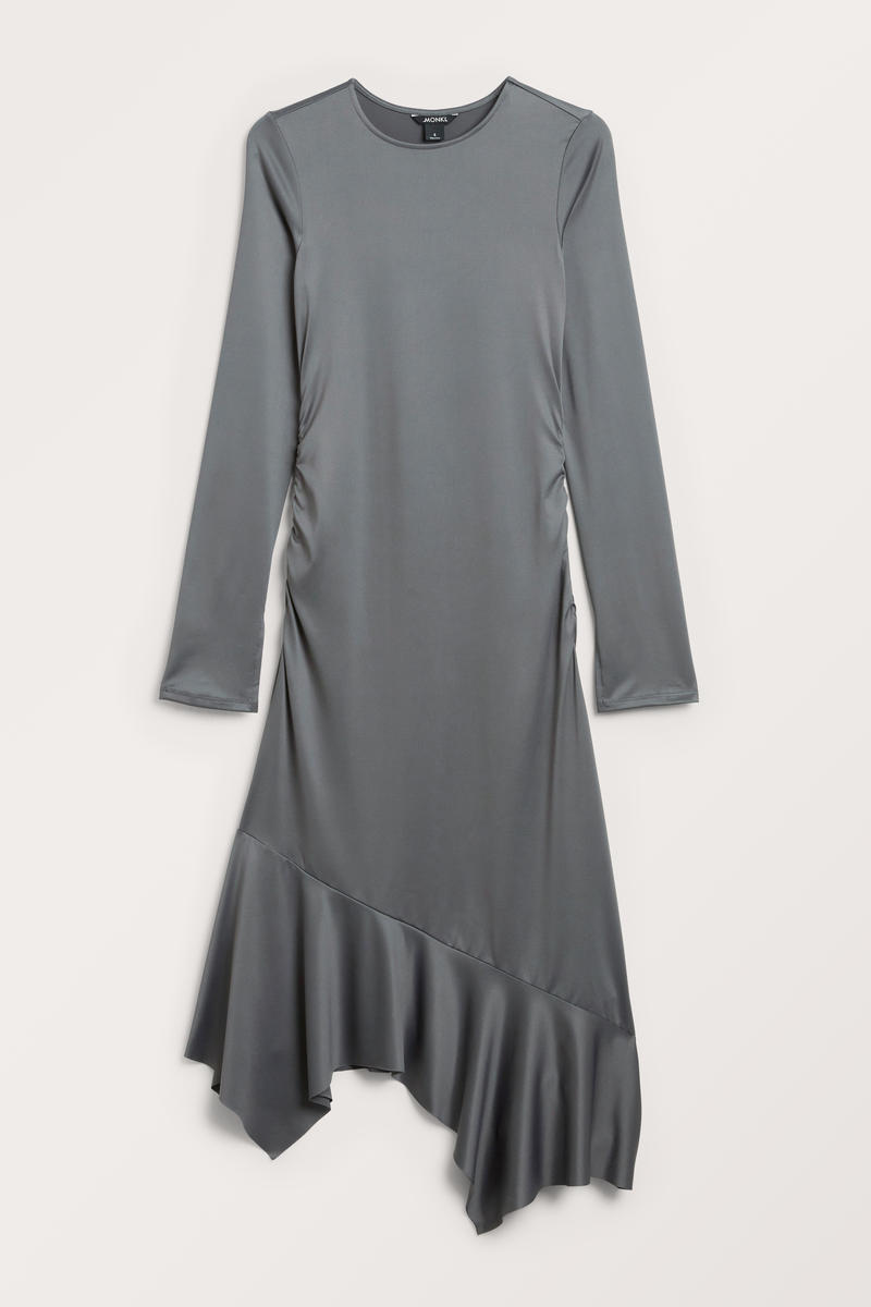 En asymmetrisk klänning med lång ärm